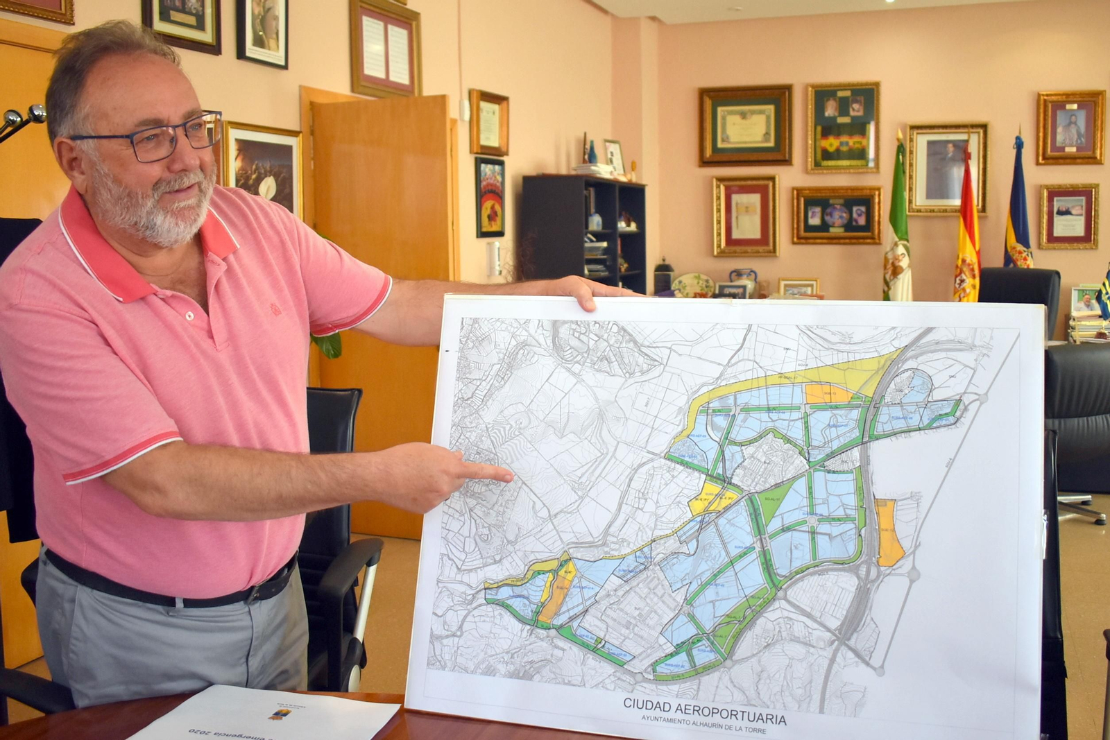 El alcalde muestra un plano de la zona. El alcalde muestra un plano de la zona.