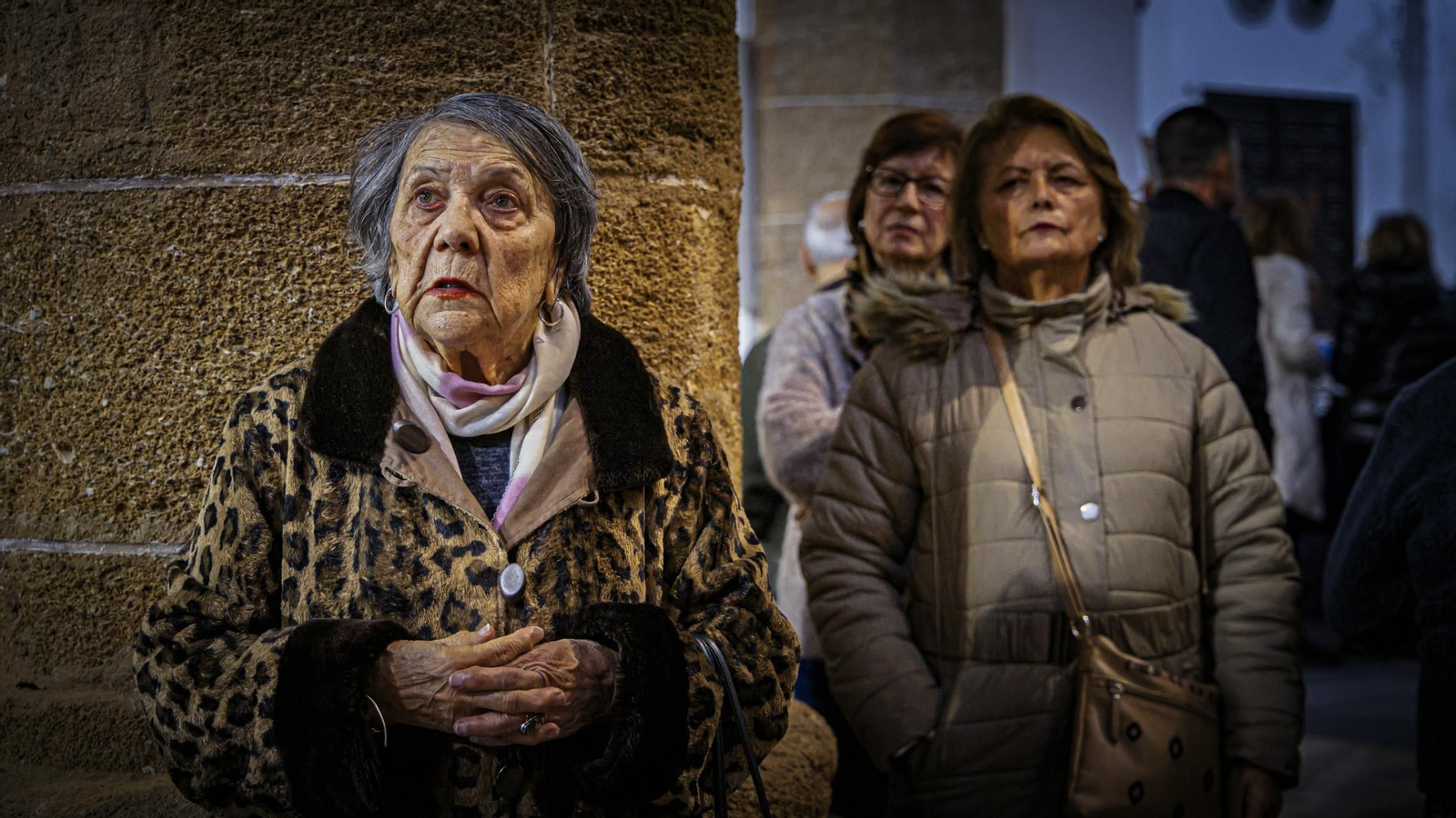 Las imágenes del besapié del primer viernes de marzo al Medinaceli en la Iglesia de Santa Cruz de Cádiz