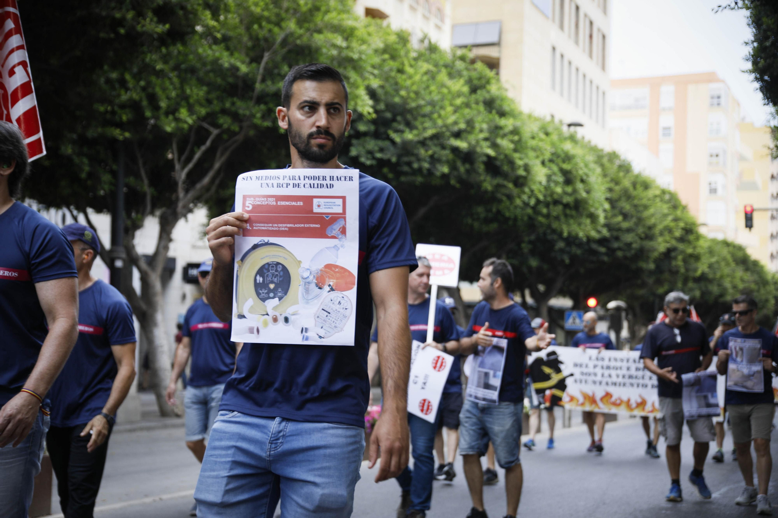 Manifestación de los bomberos quemados de Almería, en imágenes