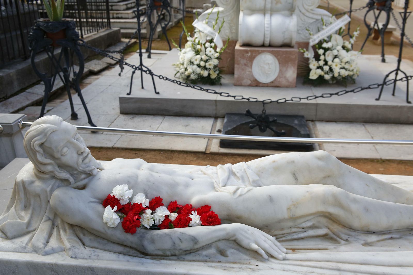 El Día de los Santos en el cementerio de Granadad, en imágenes