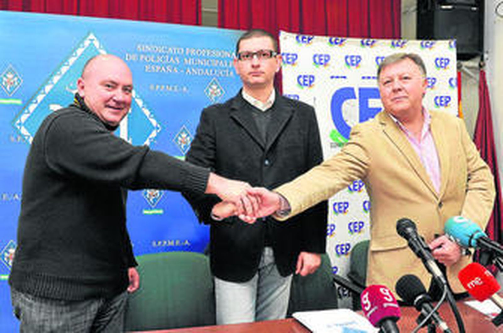 Manuel Bustelo, del Sppme, y Manuel Pérez Codina y Ángel Reina, de la CEP, estrechan sus manos.