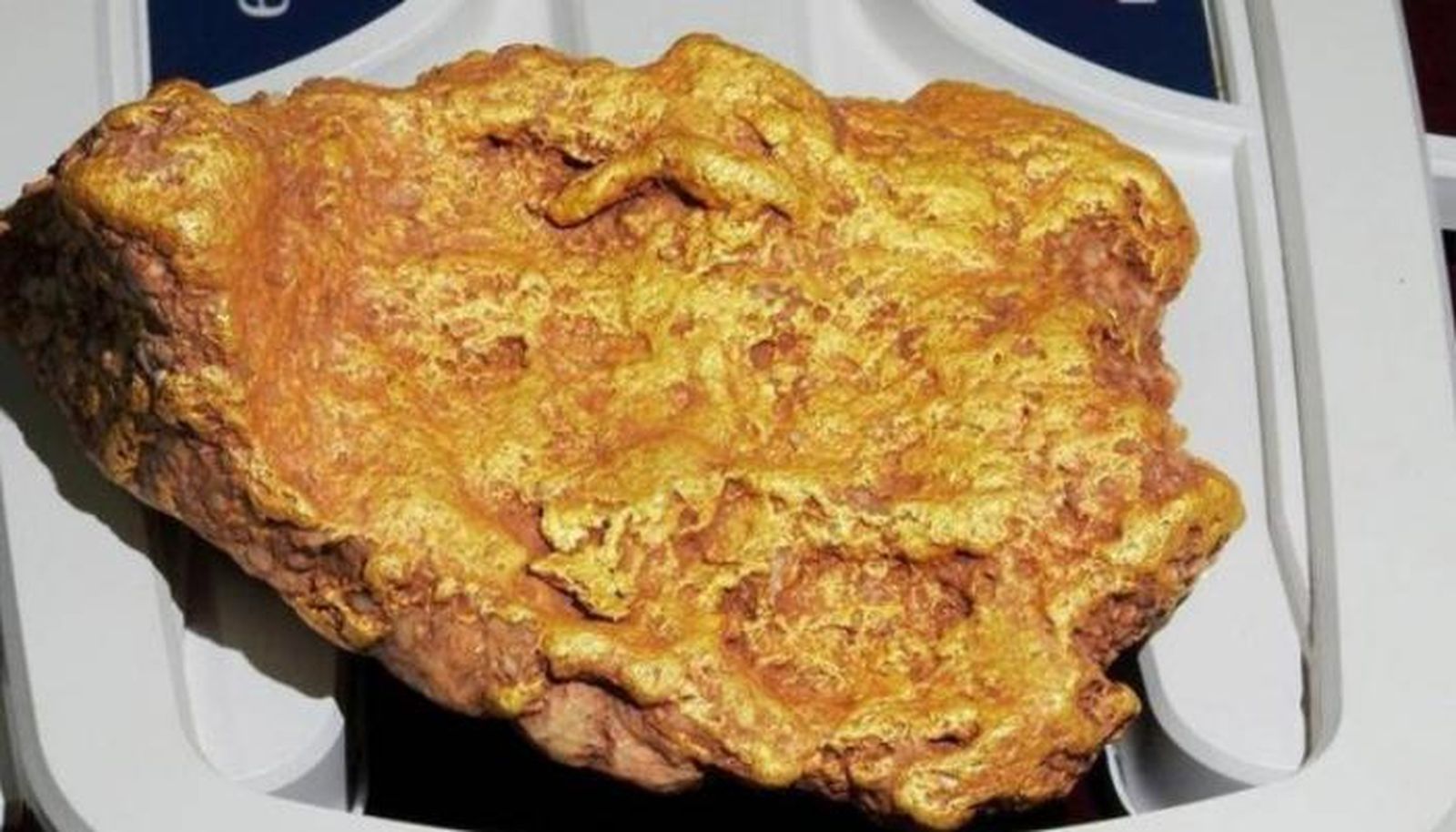 Una roca de oro, que pesa dos kilos, hallada en Australia.