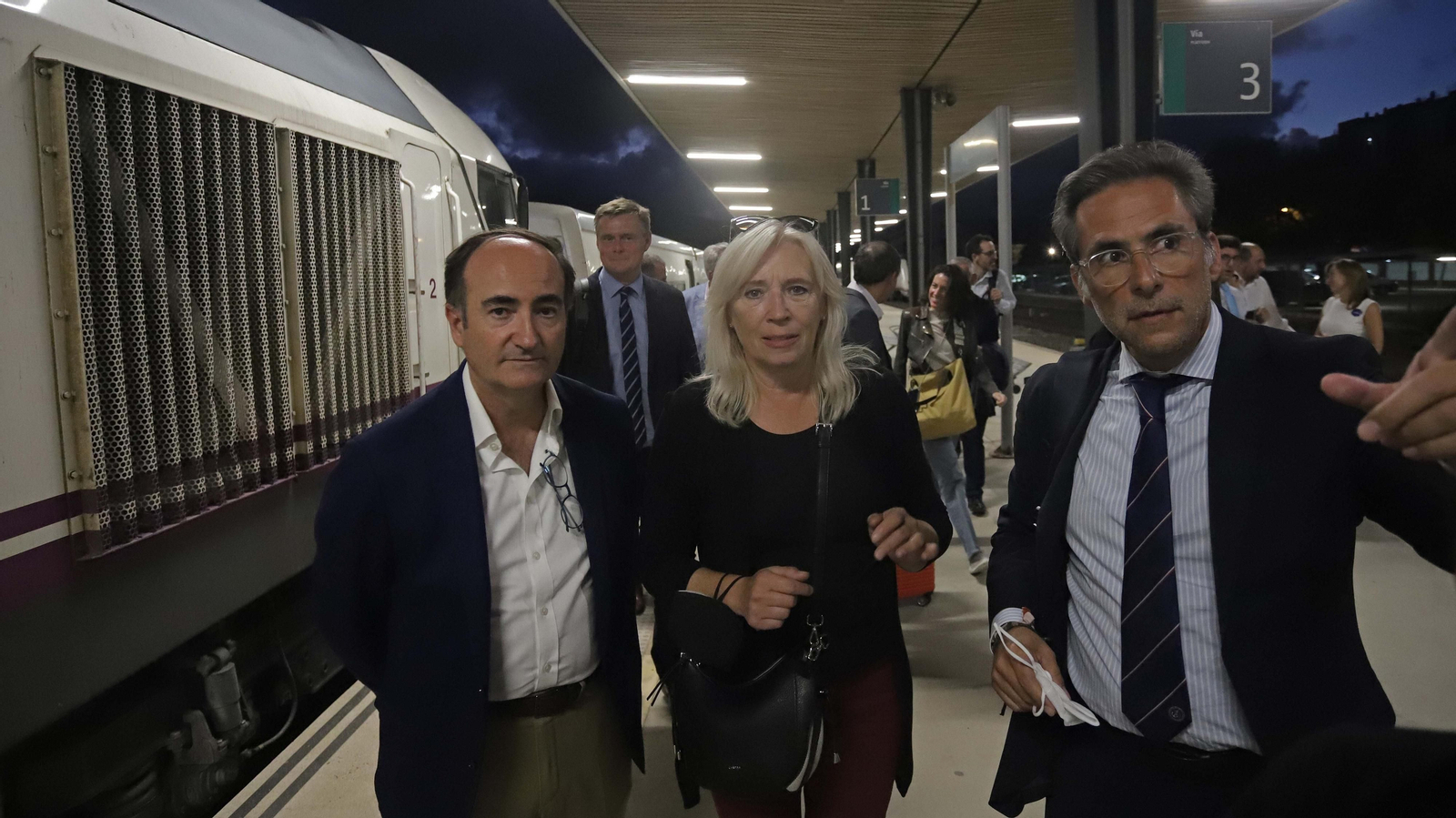 Fotos de la llegada  en tren de Iveta Radicova a Algeciras