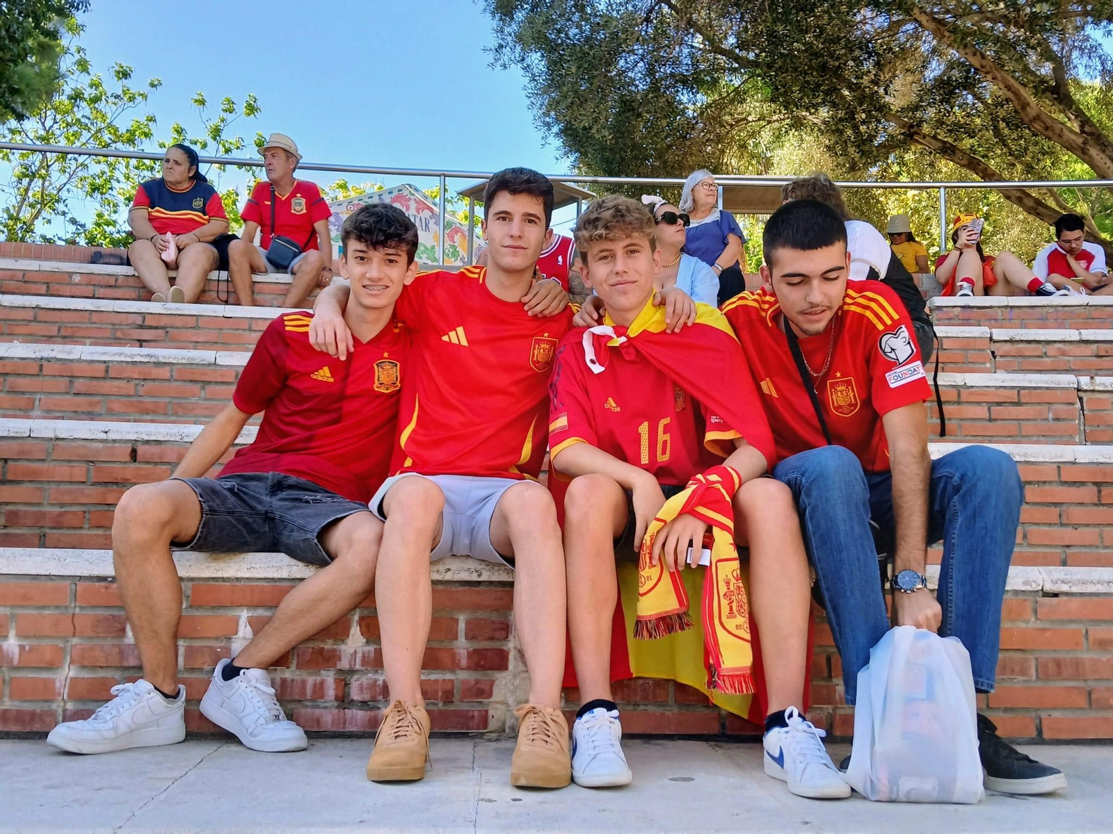 Así se ha vivido el triunfo de España desde la Feria de San Fernando: búscate en las imágenes