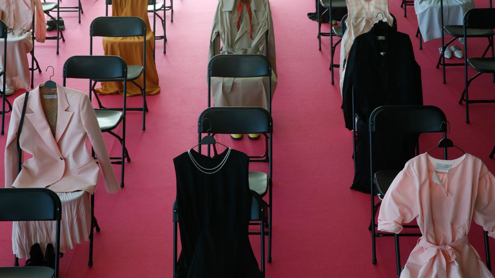 40 prendas sobre sillas vacías componen la exposición de Moisés Nieto en el madrileño teatro del Canal.