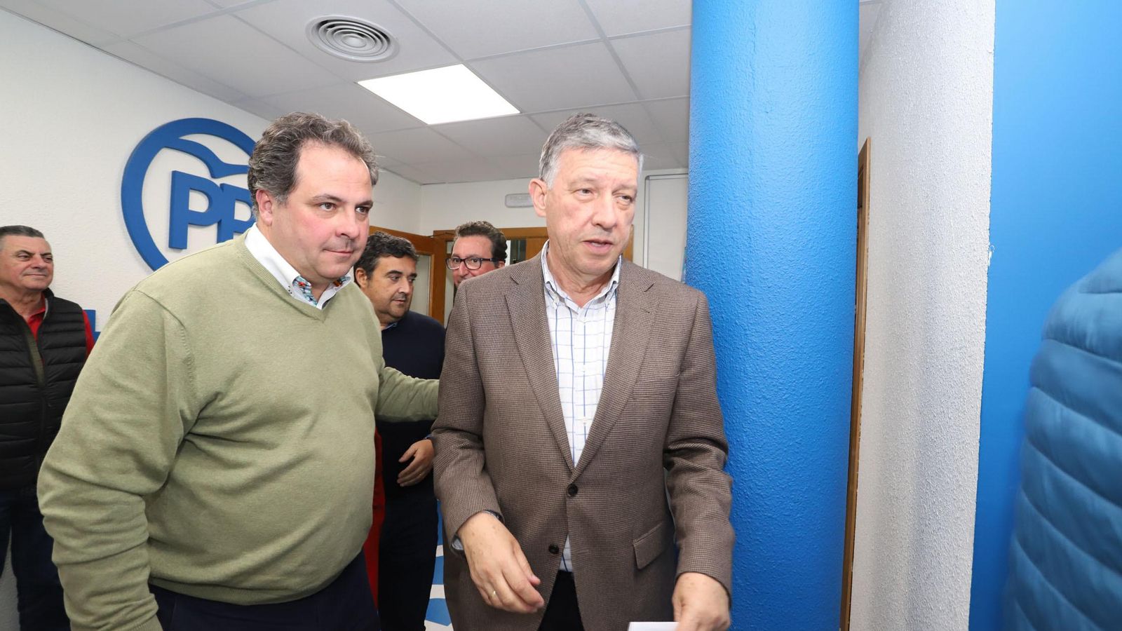 Carmelo Romero, acompañado por Juan Carlos Duarte, antes de comparecer como ganador por el PP.