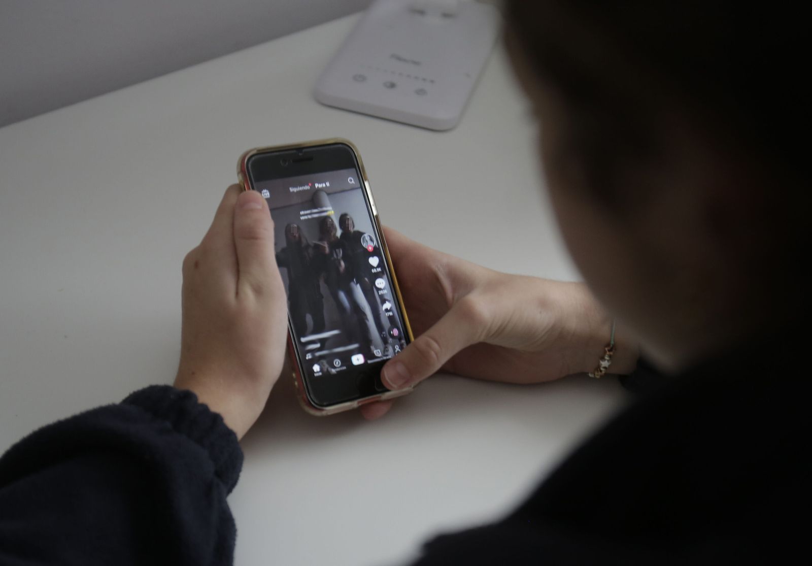 Una joven usa el teléfono móvil.