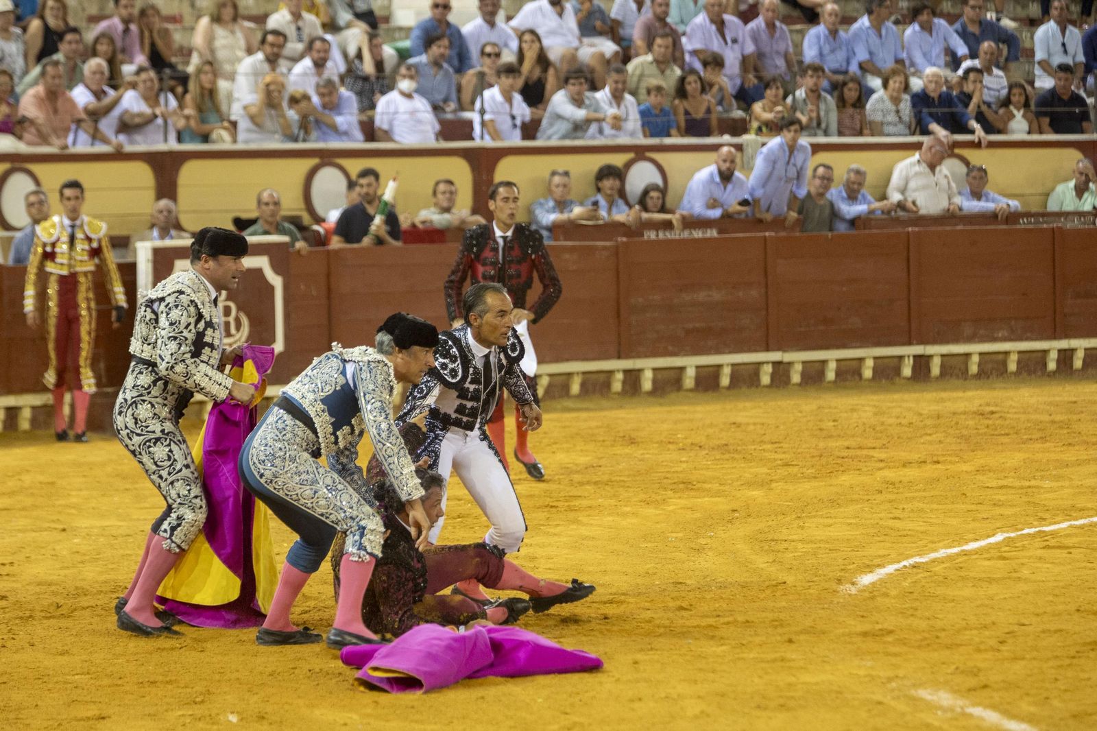 Las imágenes de la corrida de toros en El Puerto: puerta grande para Talavante