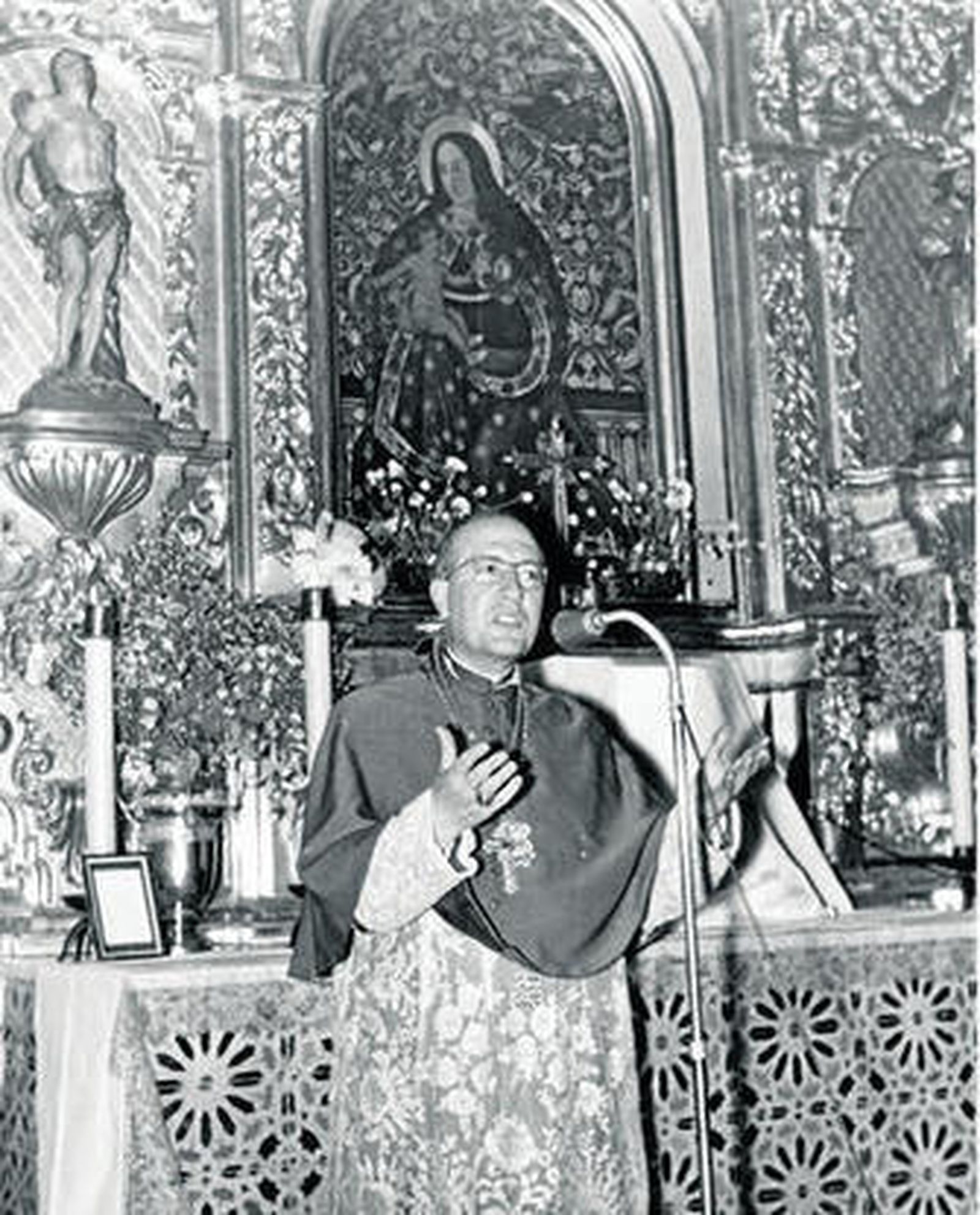 El obispo con la medalla de hermano mayor de La Cinta, en la ermita con ocasión  de su llegada a Huelva.