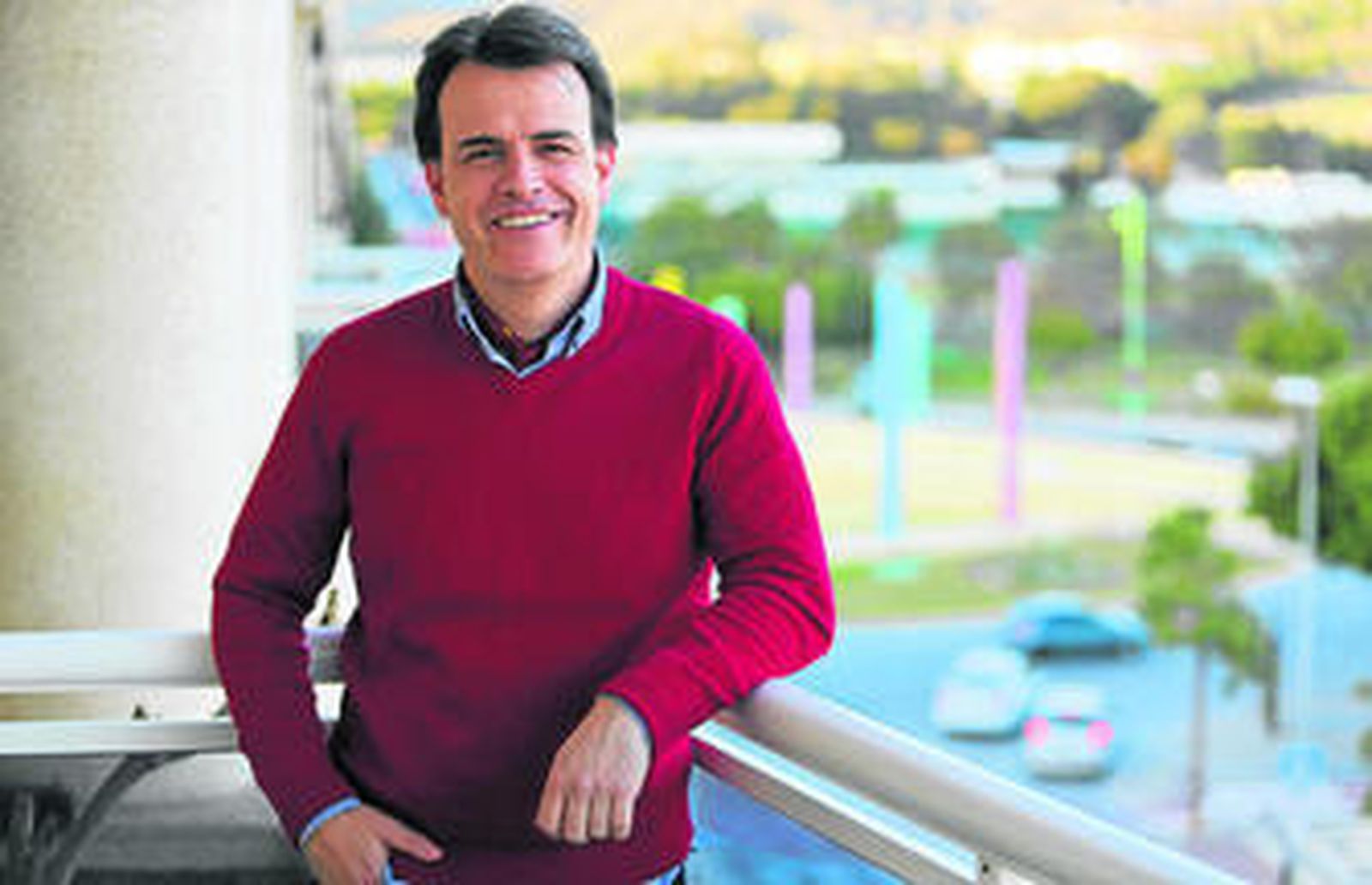 Pablo Antón posa en la terraza de su casa tras la entrevista realizada con este diario.