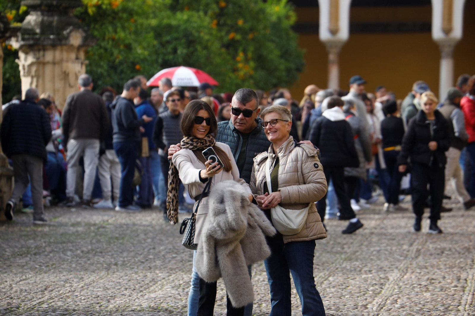 Los turistas 'toman' Córdoba en el puente de la Constitución
