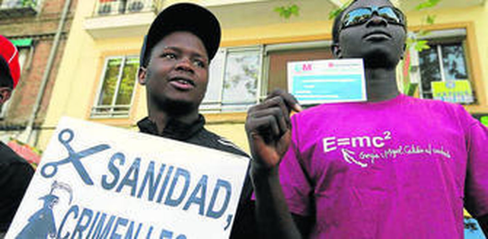 Colectivos de apoyo a inmigrantes  protestan contra su exclusión de la Sanidad. / EFE