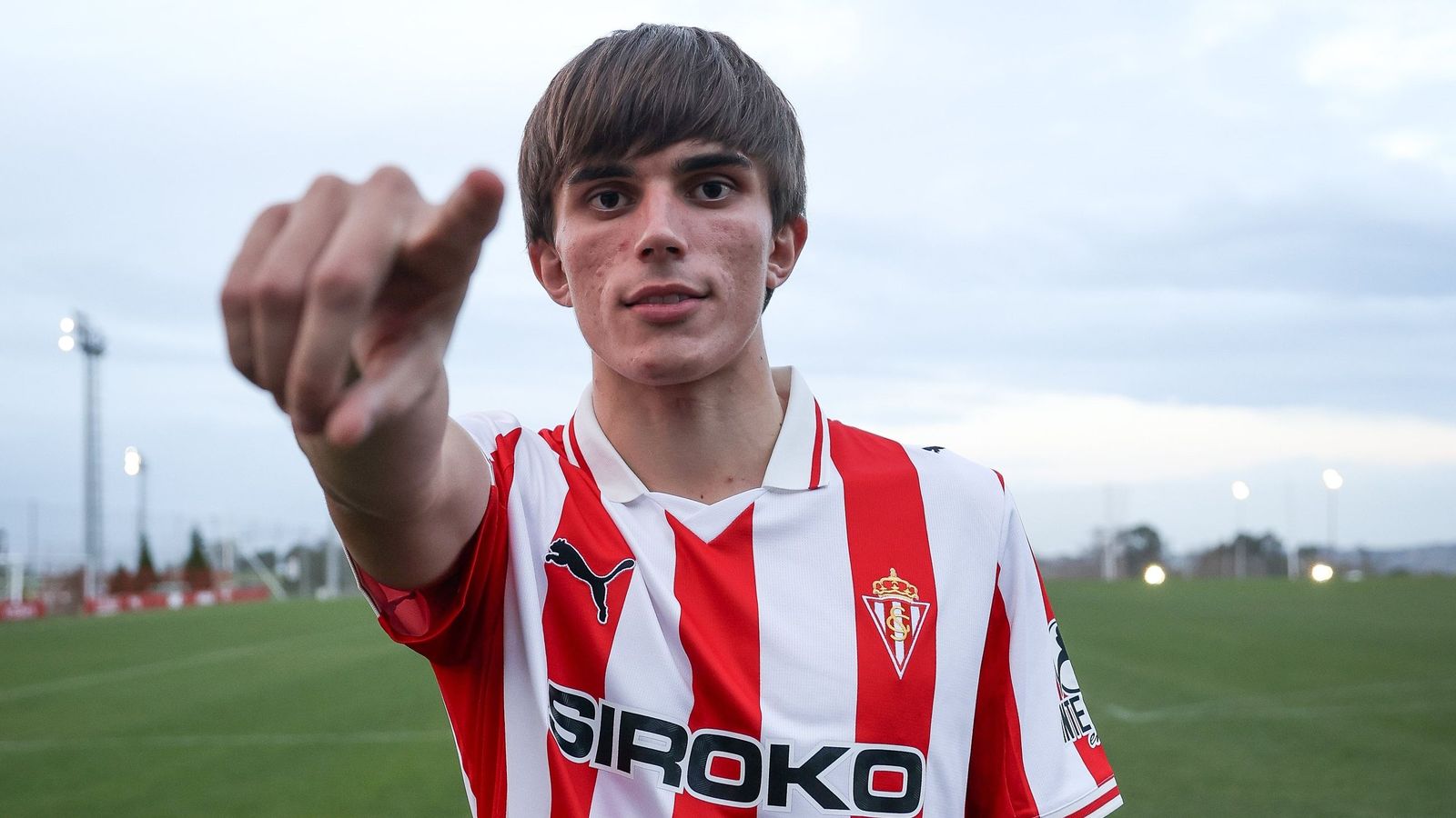 Andrés Cuenca ya luce la camiseta del Sporting de Gijón.