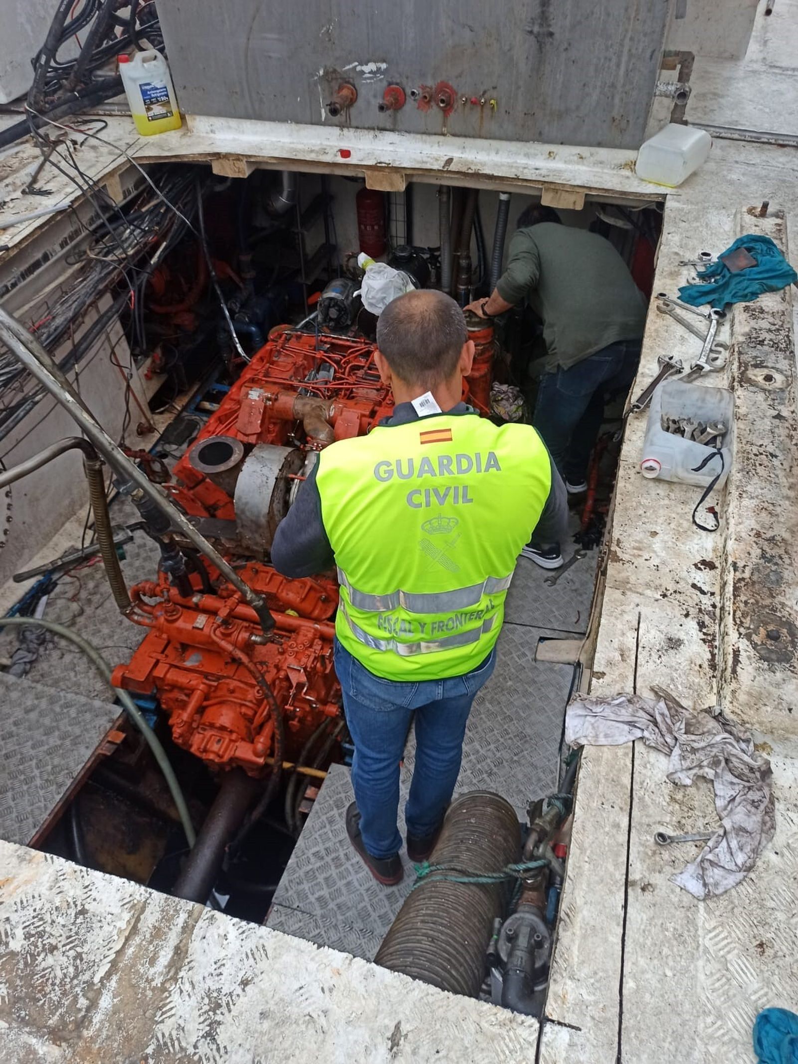 Un agente de la Guardia Civil con el motor recuperado.