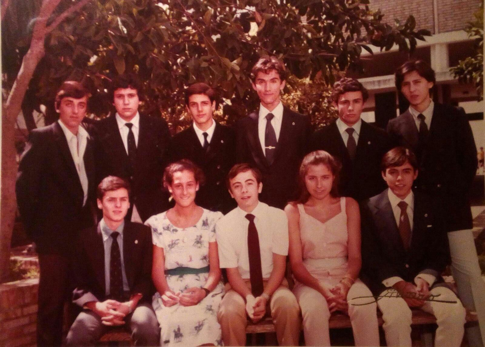 Alumnos de COU de La Salle Buen Pastor -año 1983- posando en el jardín del colegio. Alumnos de COU de La Salle Buen Pastor -año 1983- posando en el jardín del colegio.