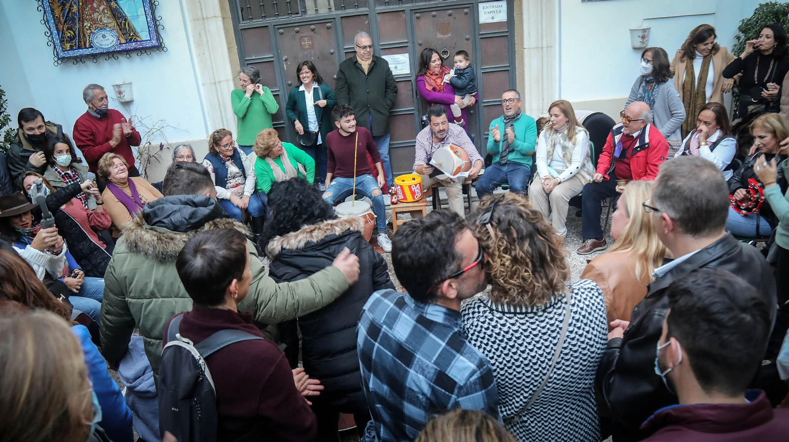 Las zambombas llenan las plazas y calles del centro de Jerez
