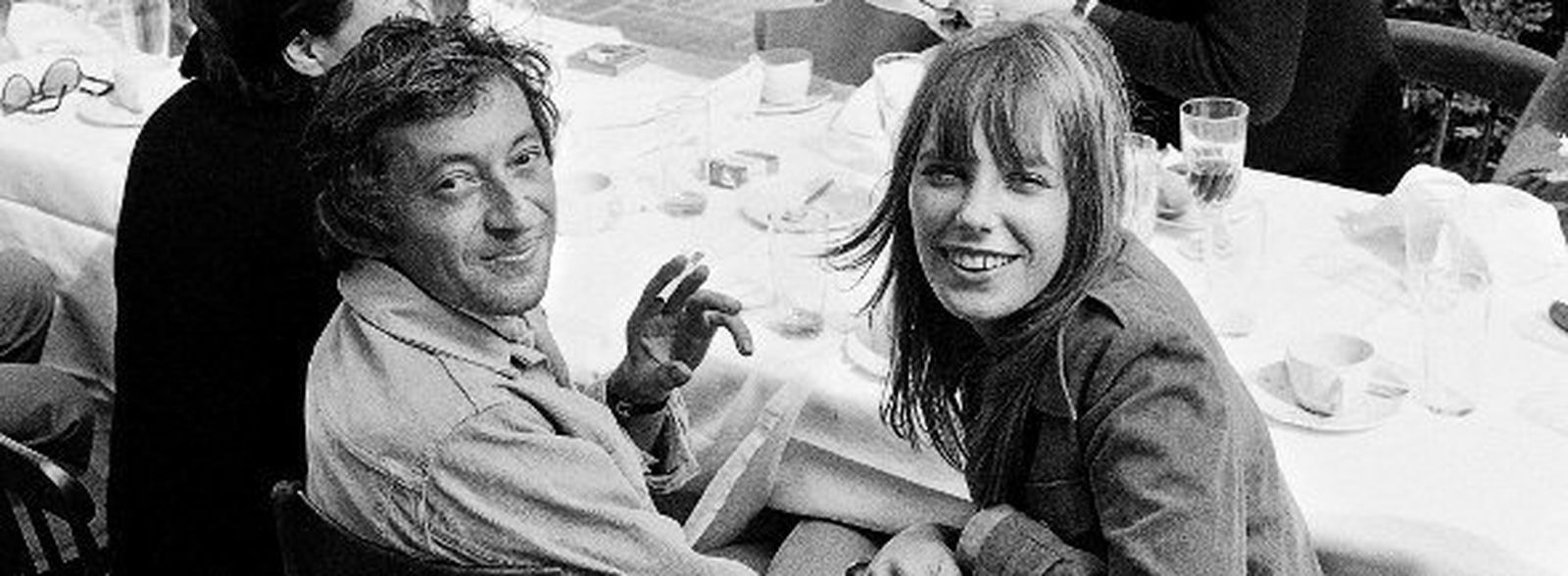 Imagen de la pareja paseando.