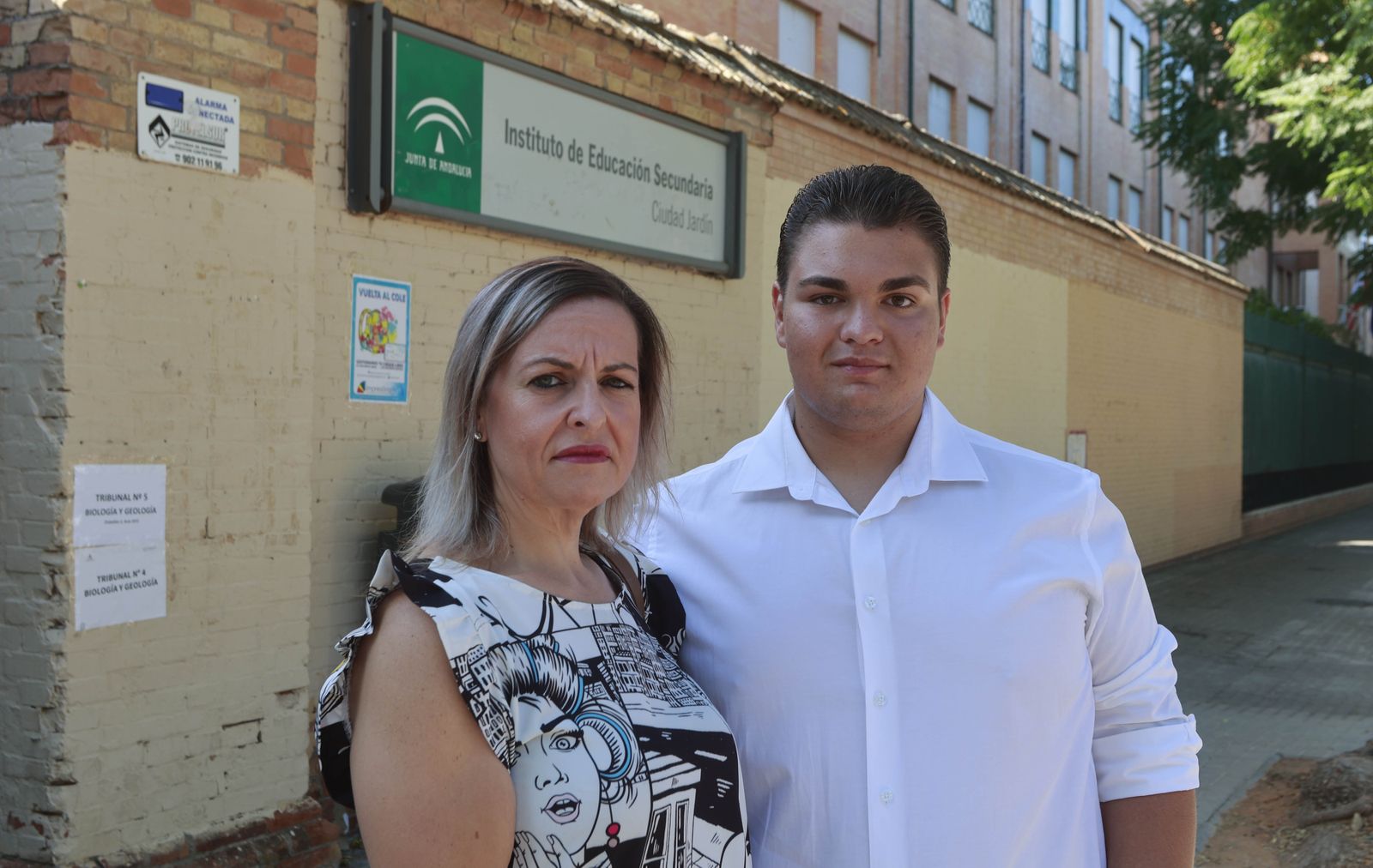 José Luis Muñoz y su  madre delante del IES Ciudad Jardín.
