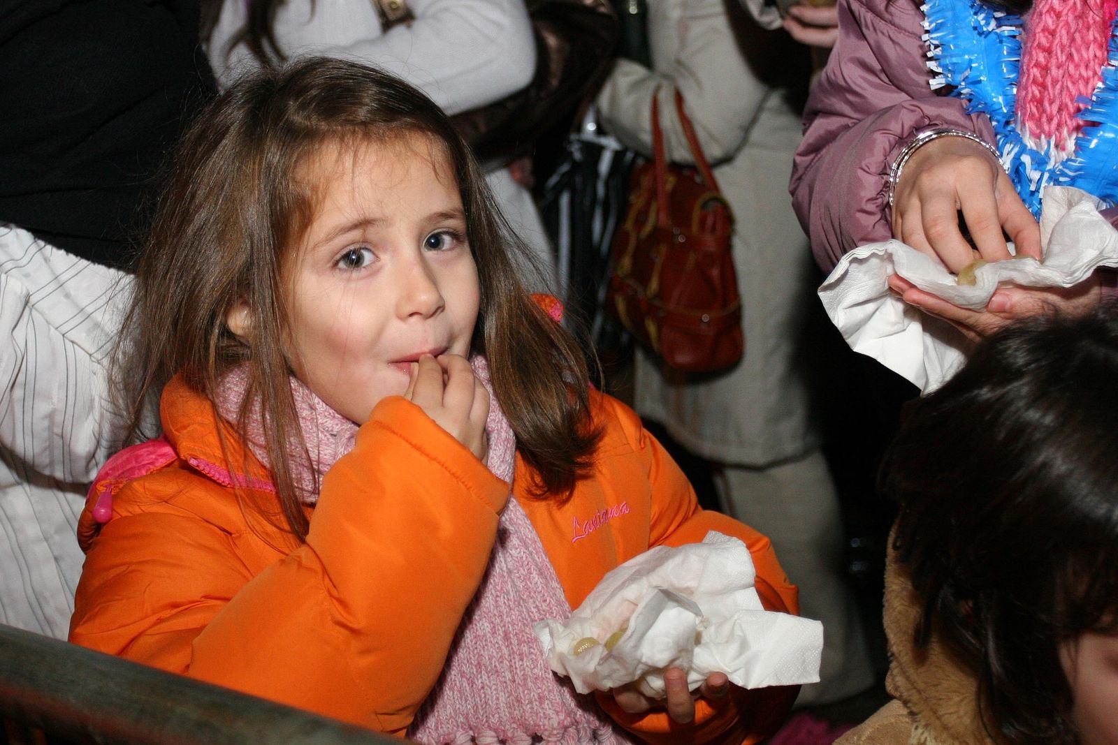 Una niña tomándose las uvas.