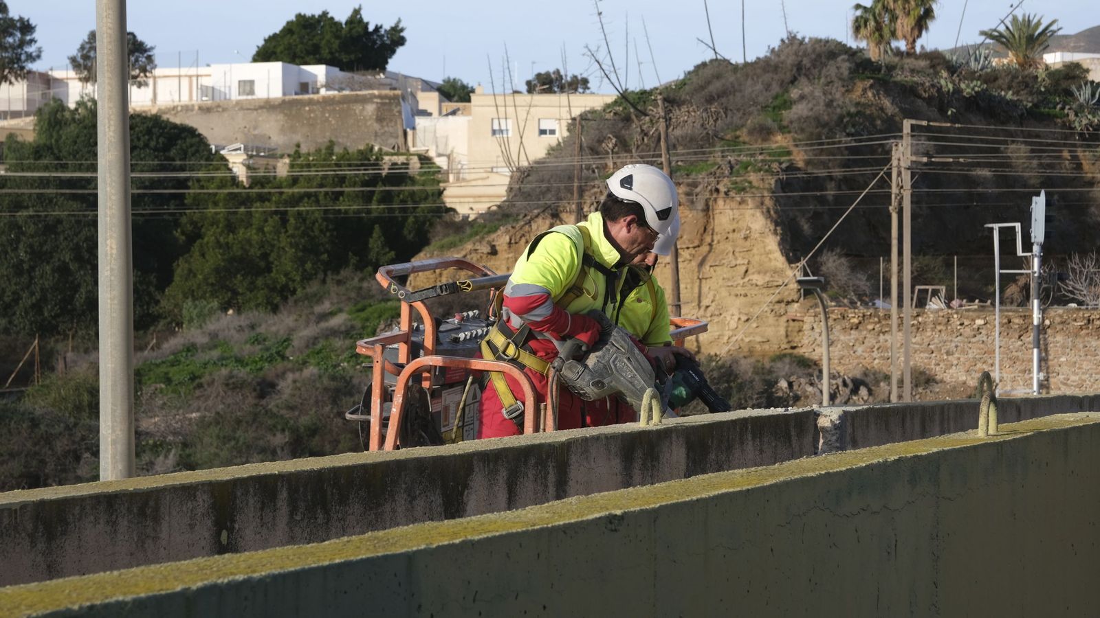 Obreros en las alturas del acueducto.