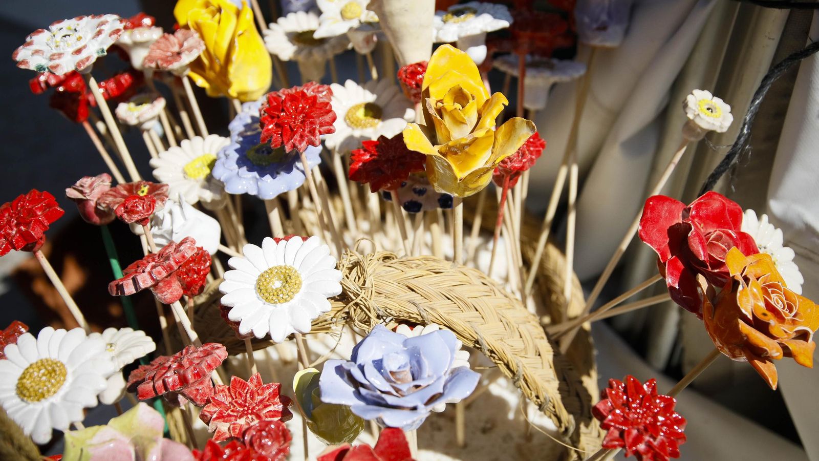 Los almerienses y visitantes pueden hacerse con piezas de cerámicas hechas a mano.