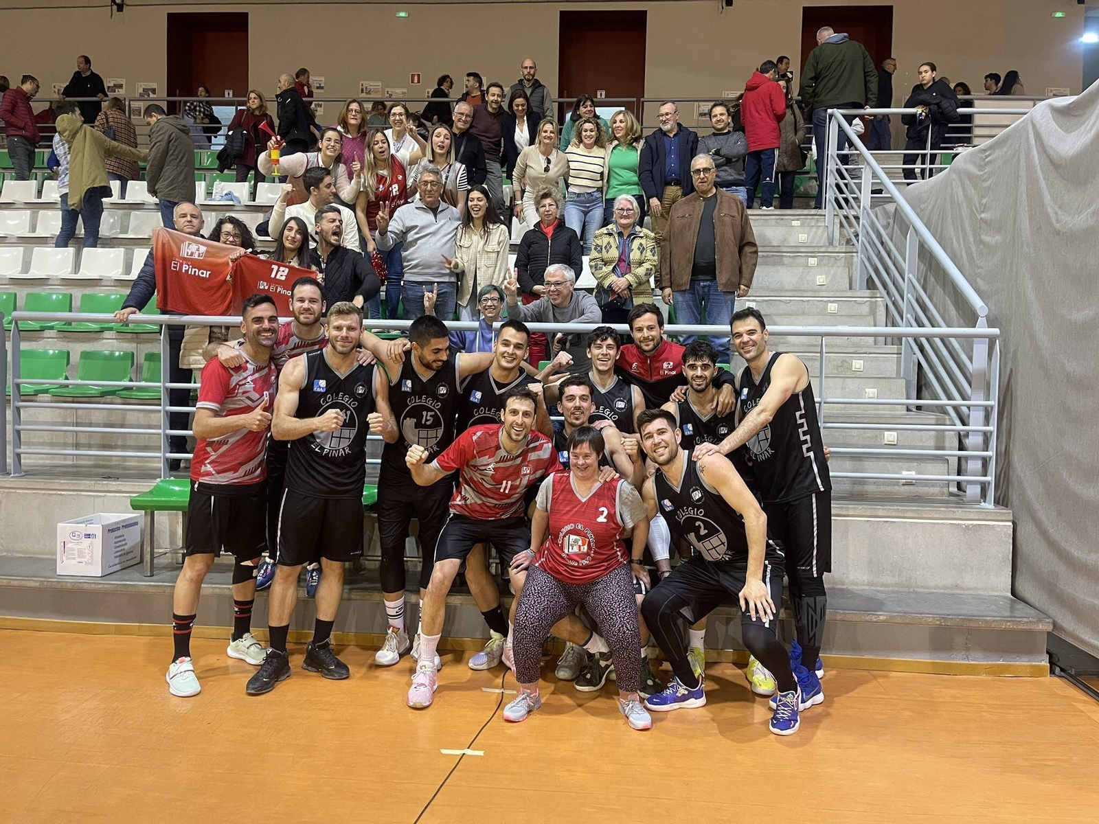 El Colegio El Pinar celebra el triunfo.