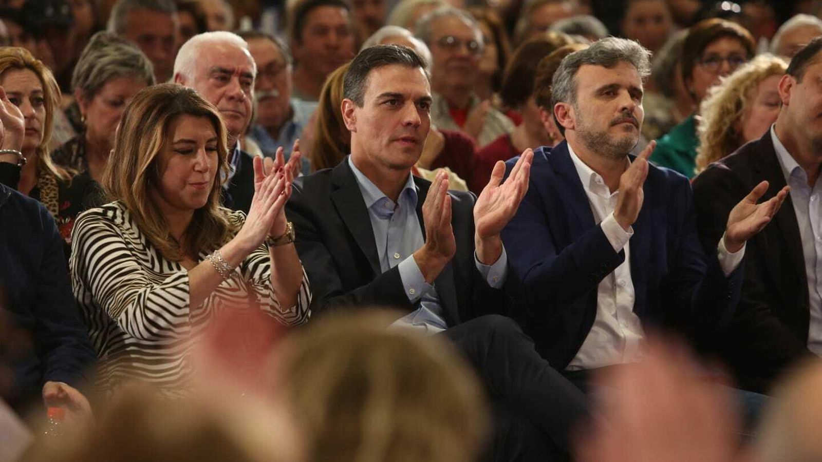 Pedro Sánchez y Susana Díaz aplauden en un momento del mitin