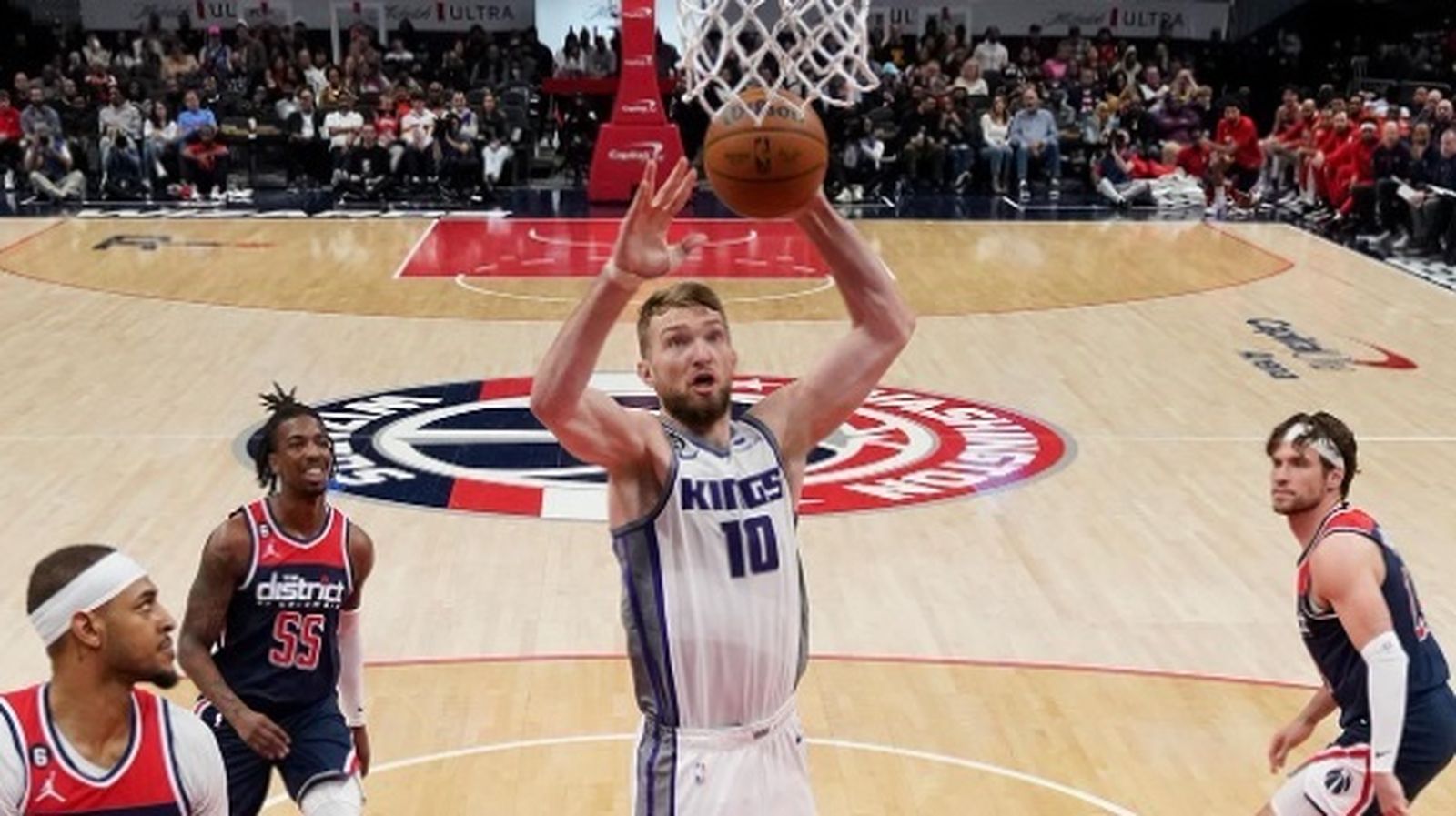 Domas Sabonis entra a canasta.