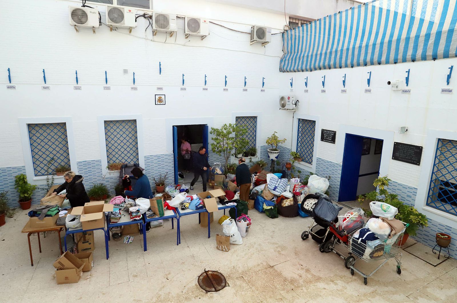 Imágenes de la colecta solidaria para la familia afectada por el incendio en la Hispanidad