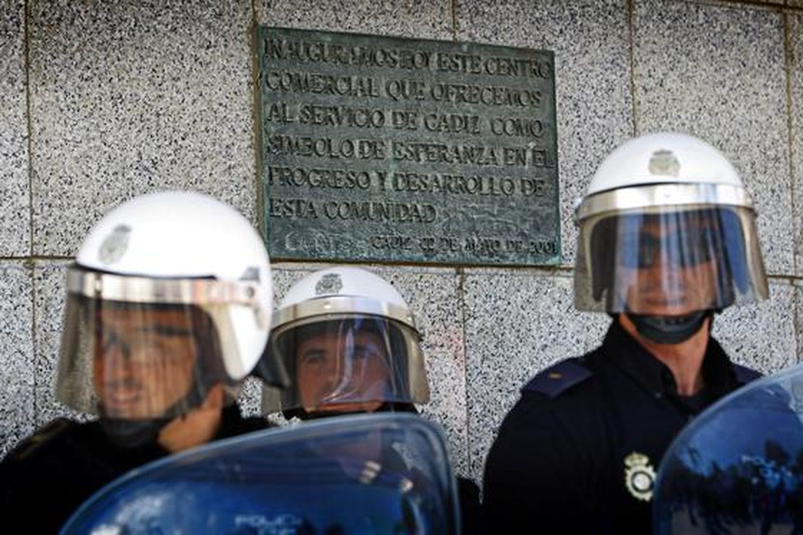 Los piquetes tomaron el centro de la capital desde primera hora de la mañana para impedir la apertura de comercios y empresas. /Julio González