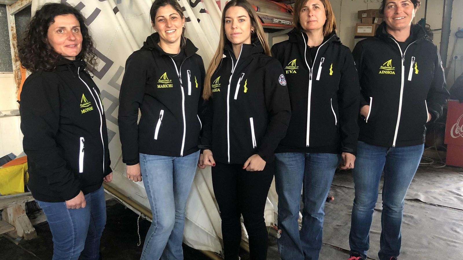 Oceánidas posa junto a velas y material de regata.