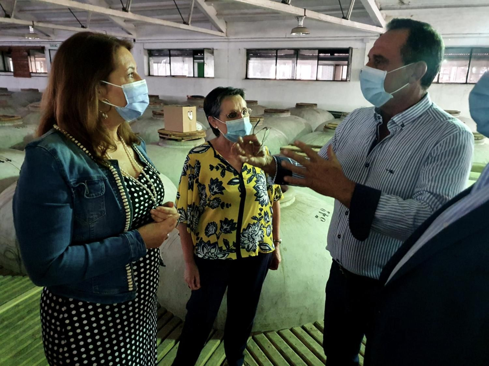 La consejera de Agricultura durante su visita reciente a una cooperativa vitivinícola de Montilla-Moriles.