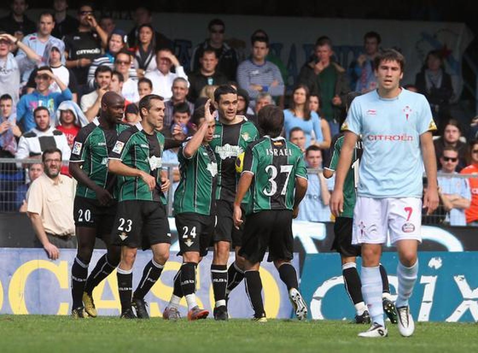 Los jugadores del Betis hacen piña tras el gol de Rubén Castro. / LOF