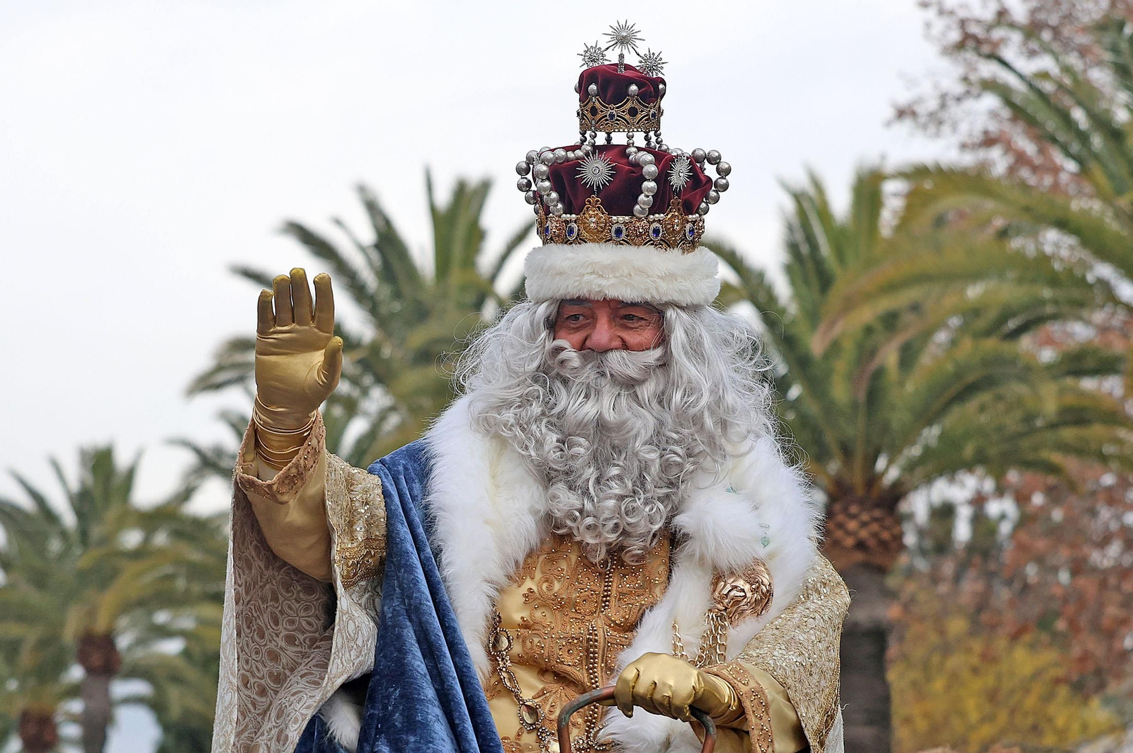 Imágenes del recorrido en camello de los Reyes Magos acompañados de la Estrella de la Ilusión y del Heraldo Real