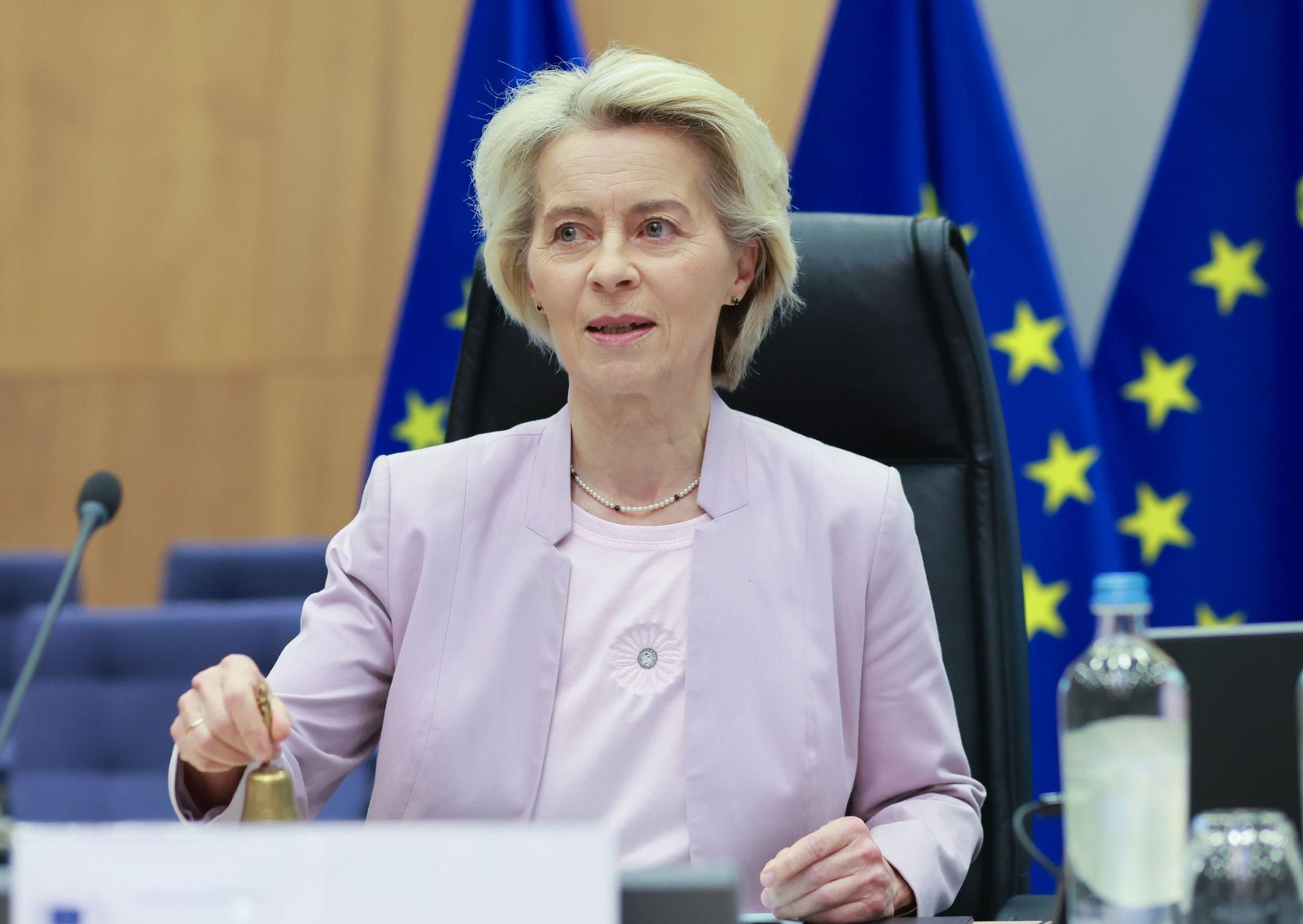 La presidenta de la Comisión Europea, Ursula von der Leyen, al inicio de la reunión semanal del colegio de la Comisión Europea en Bruselas, Bélgica.