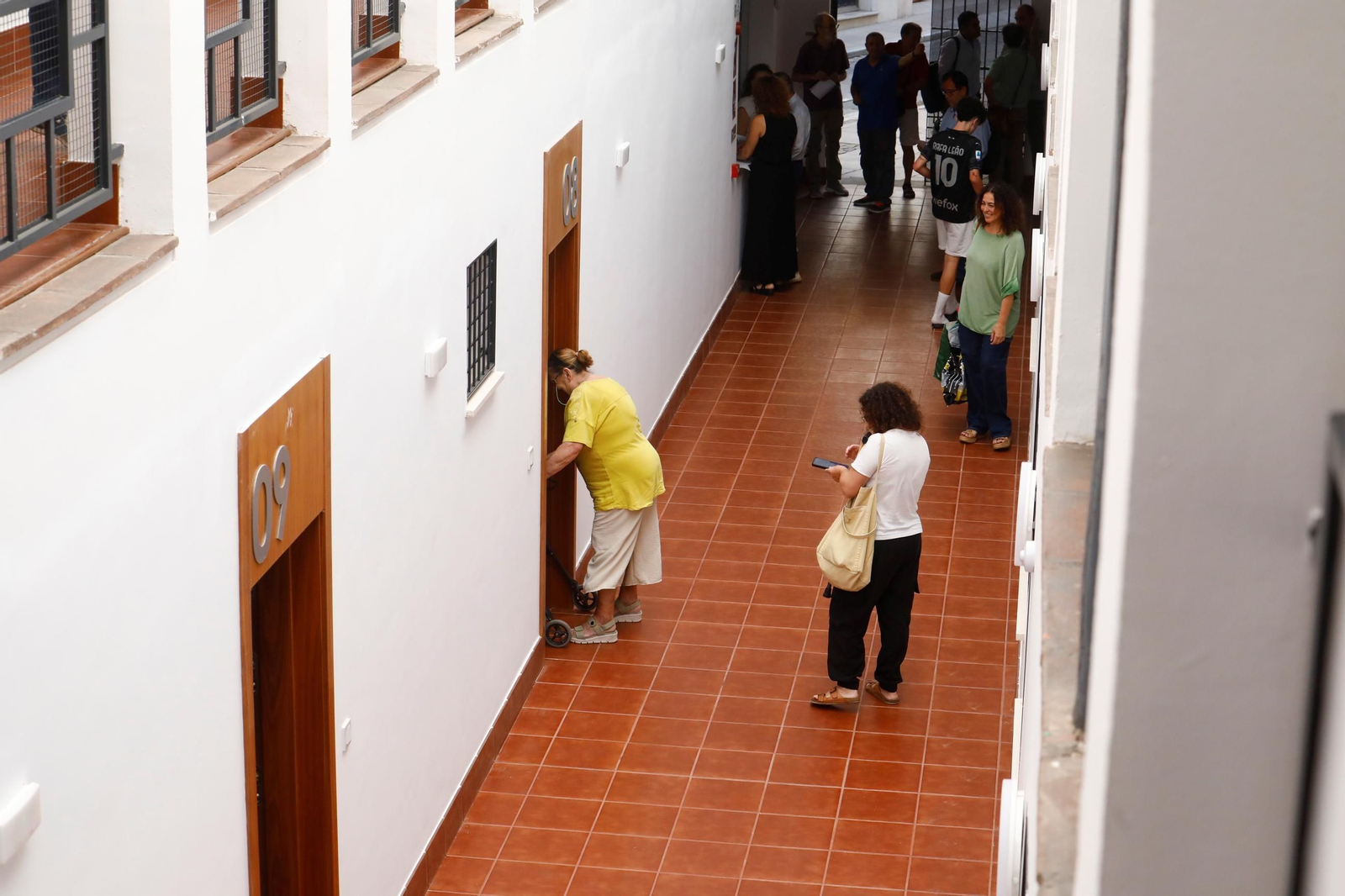 La entrega de las viviendas de la calle Don Rodrigo de Córdoba a 23 personas mayores, en imágenes
