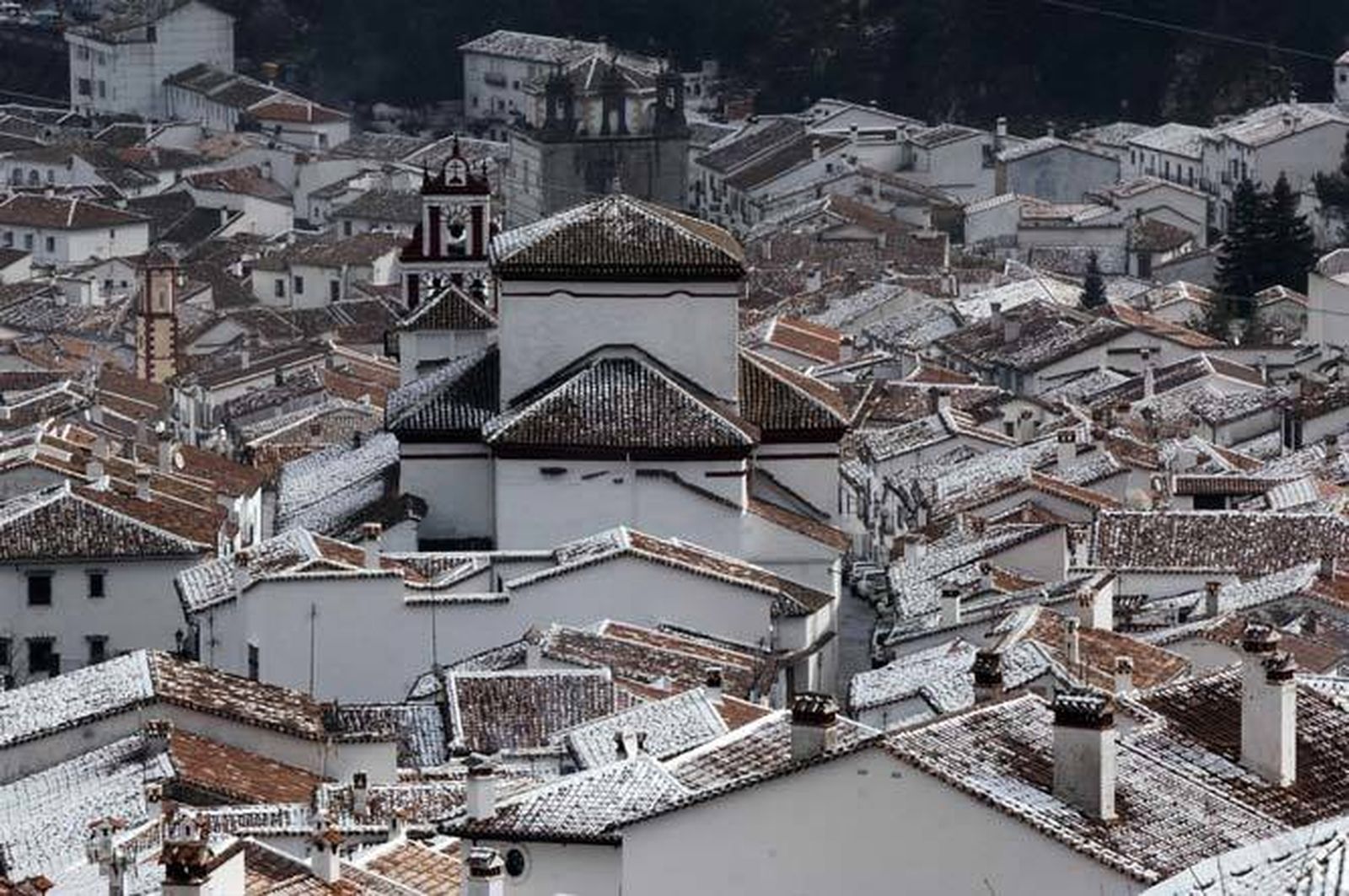 Vista parcial del pueblo con nieve en los tejados.