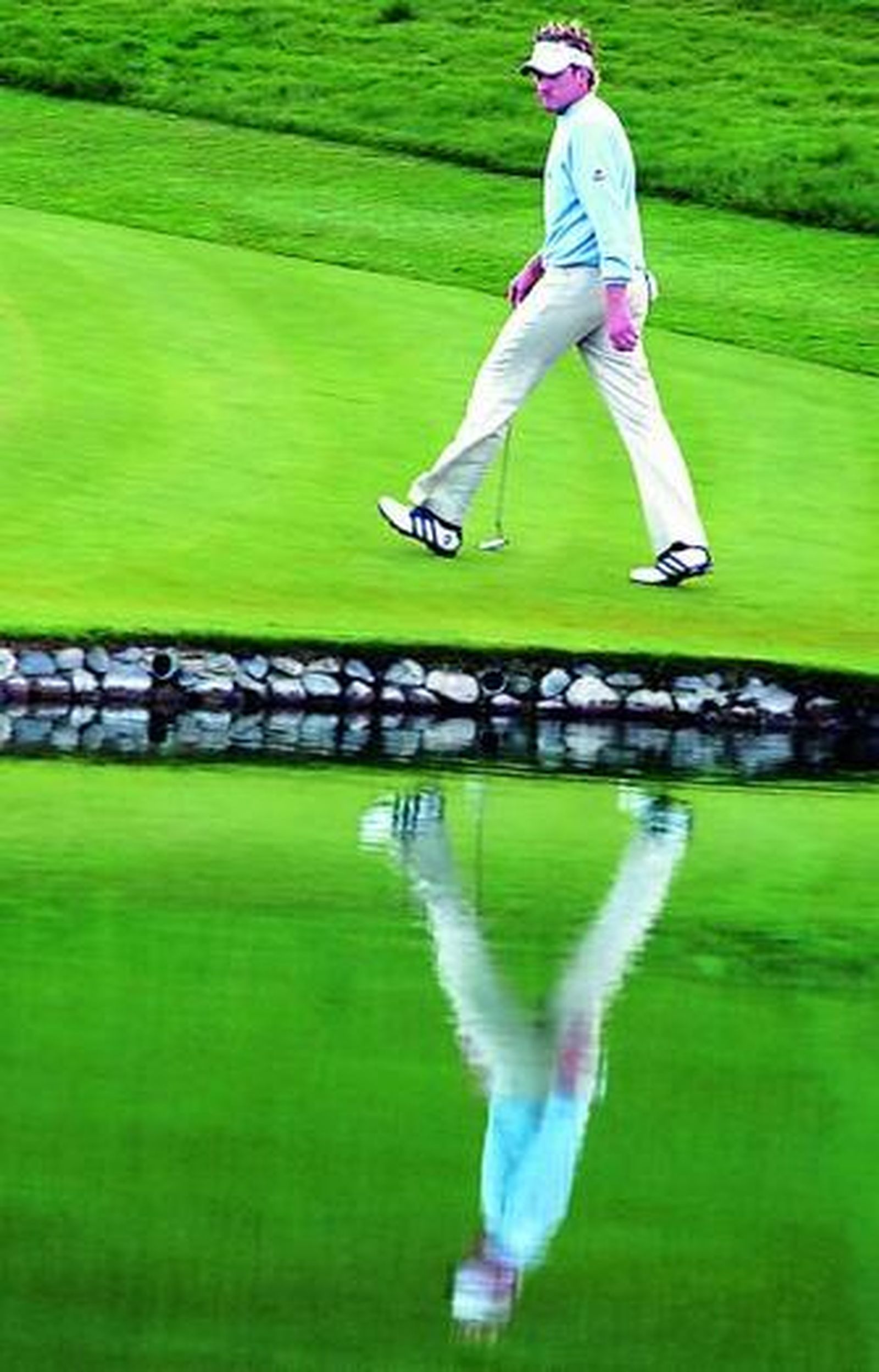 Un jugador recorre el hoyo 17 del campo de golf de Valderrama.