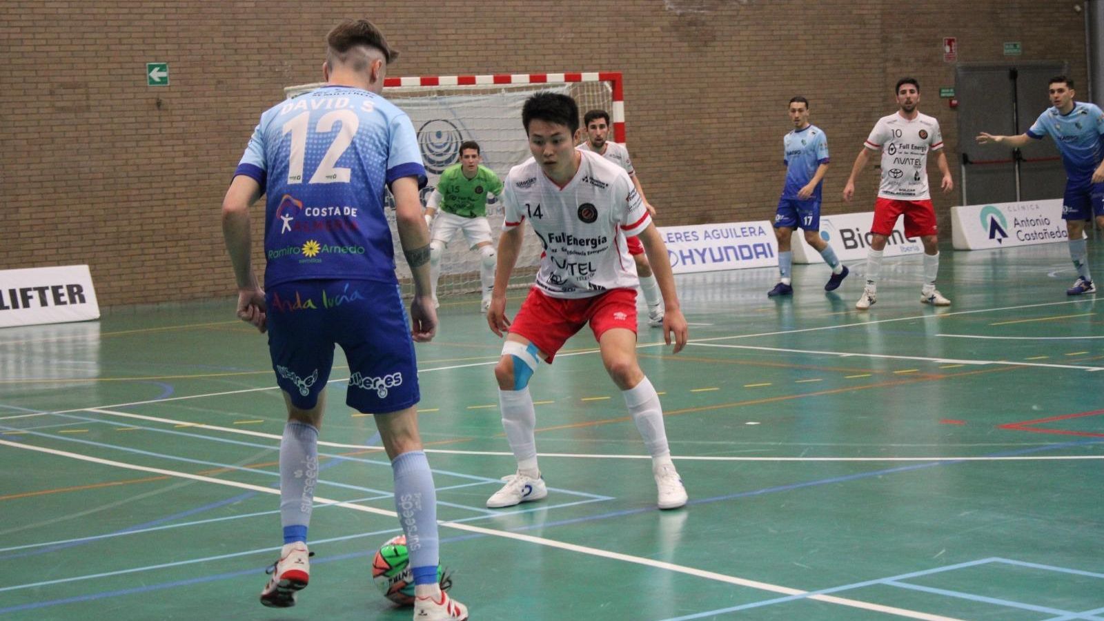 David Señoret encara a un rival durante una acción del encuentro.