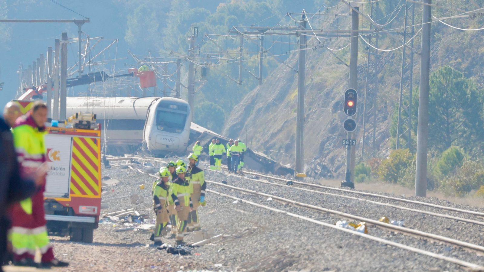 Imagen del la zona del accidente ferroviario de alta velocidad en Adamuz, con el tren de Renfe accidentado al fondo.