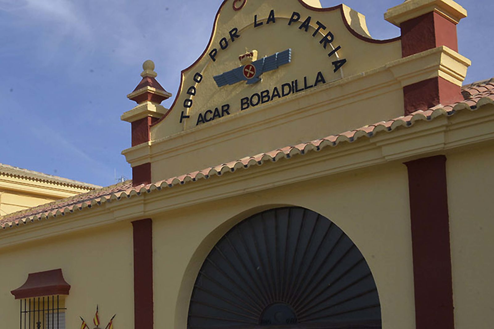 Entrada a las instalaciones del cuartel de Bobadilla.