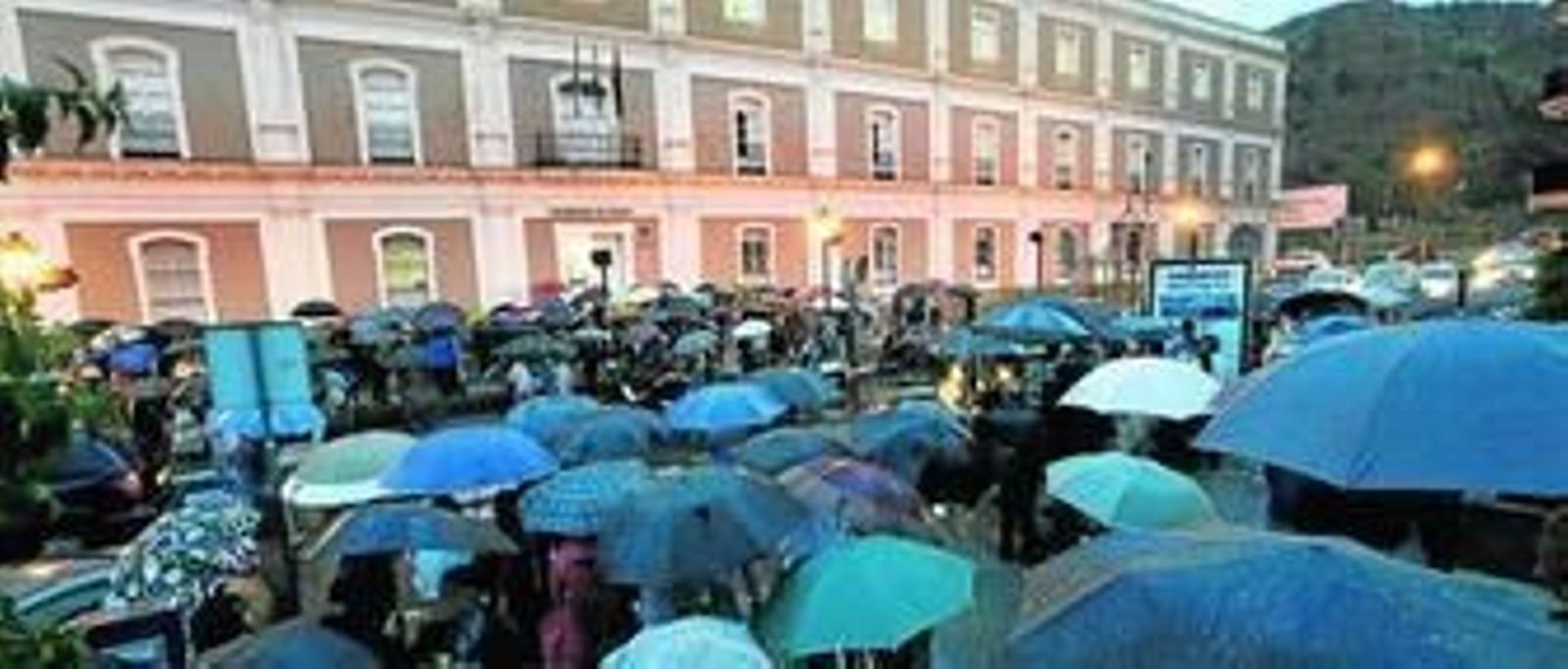 Los manifestantes congregados en la Plaza de La Merced, antes de que ayer se decidiera aplazar la marcha.