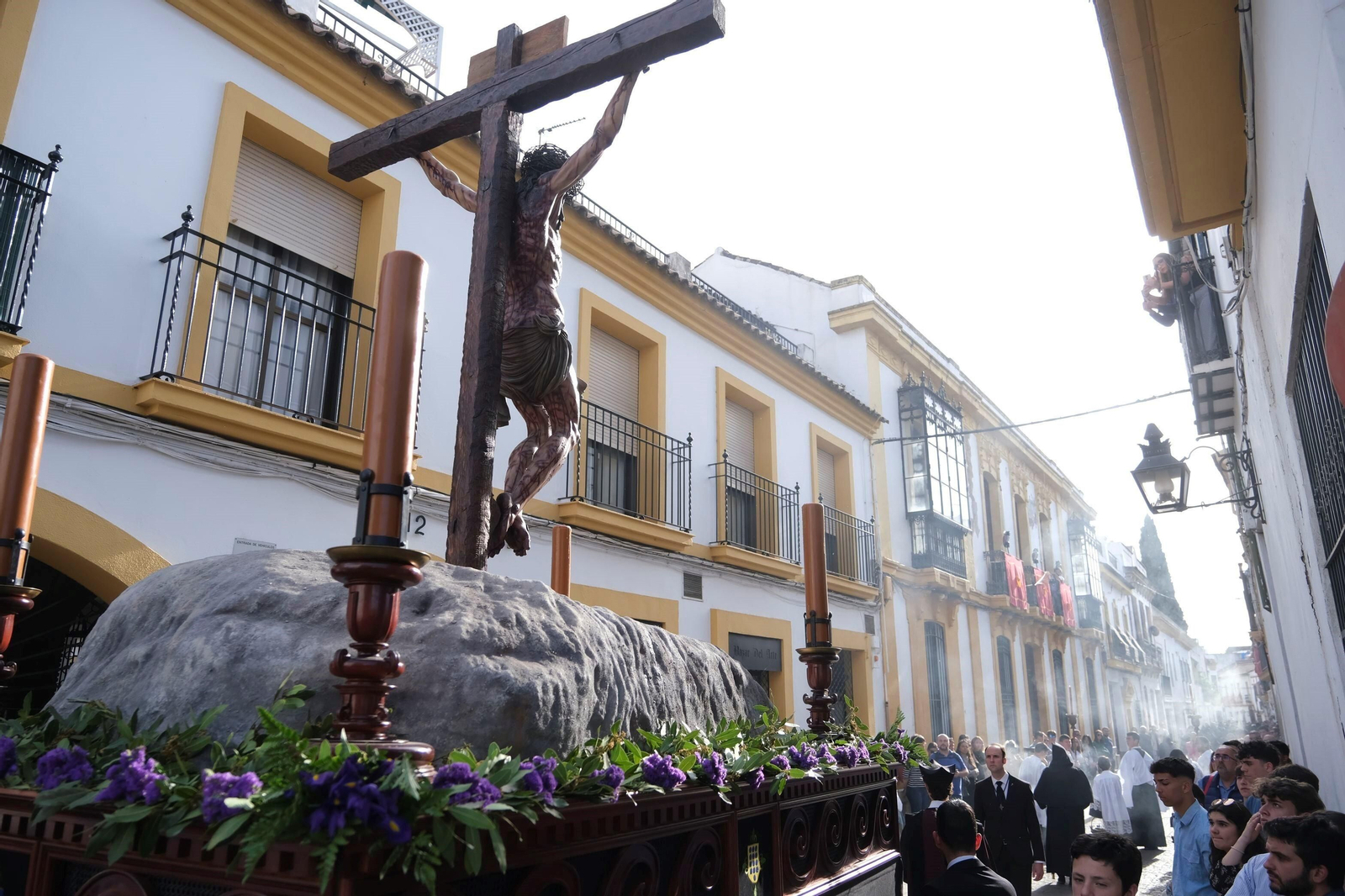 Martes Santo en Córdoba: la procesión de la Universitaria, en imágenes