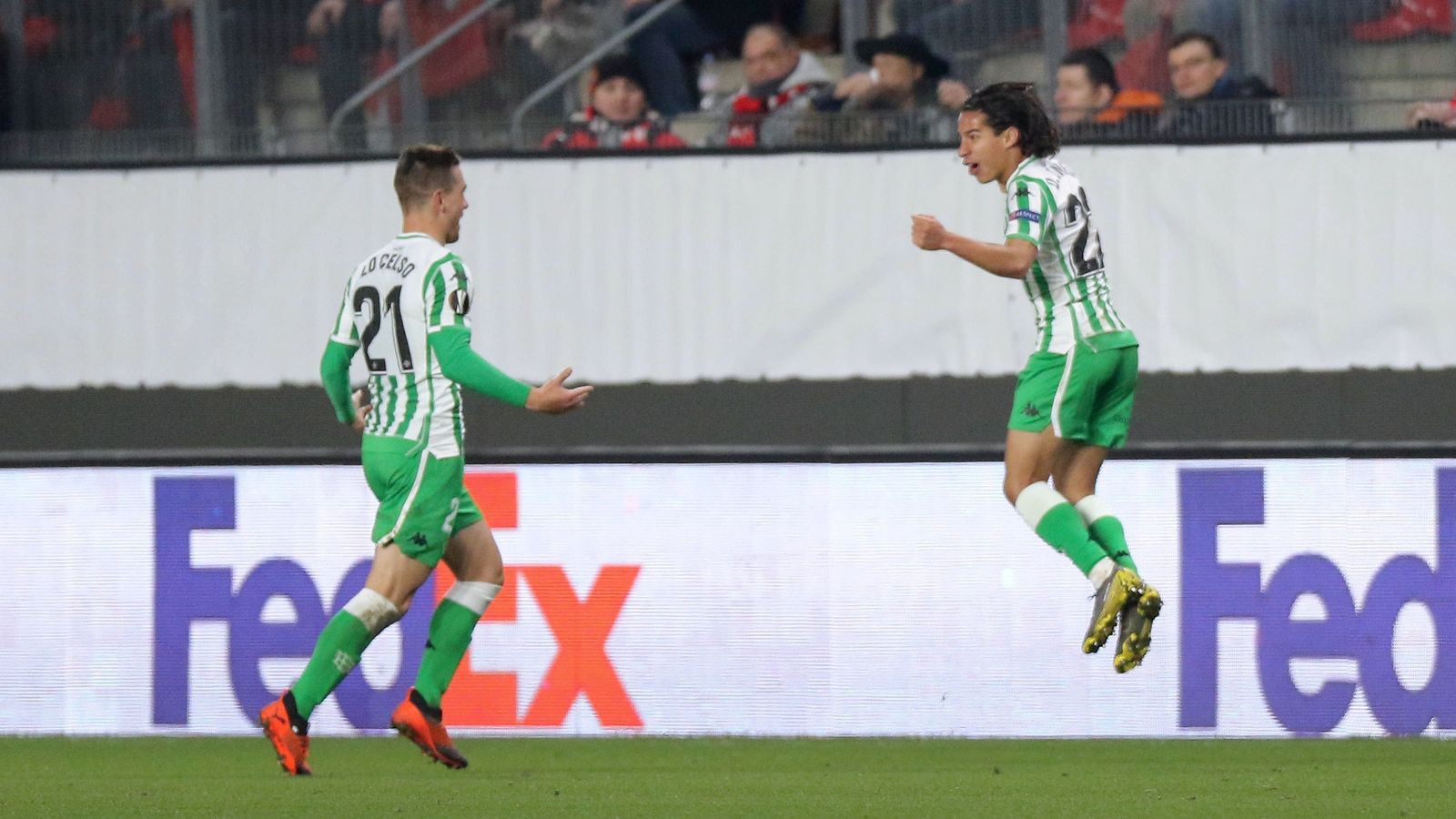 Diego Lainez celebra su gol junto a Lo Celso.