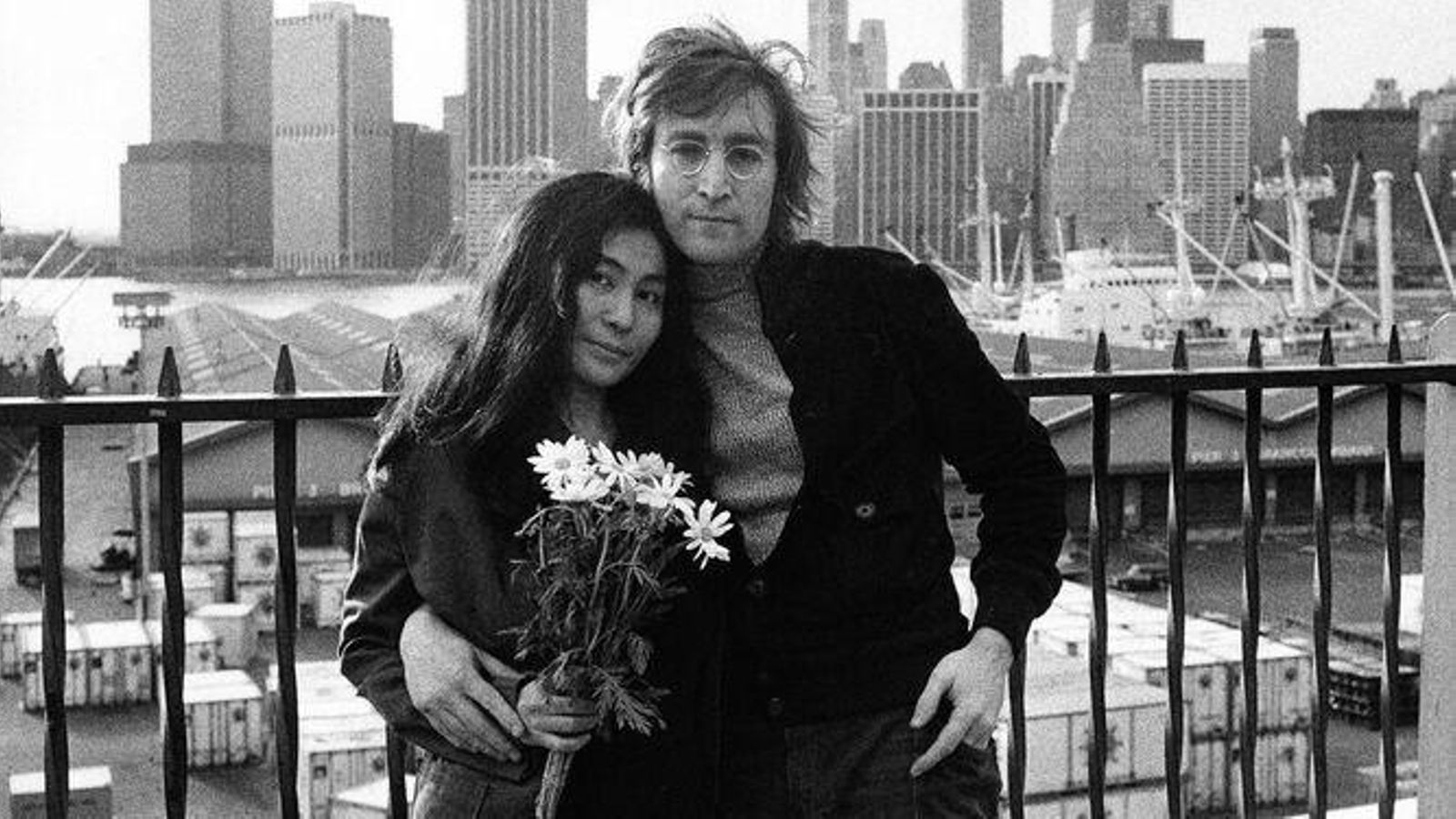 Yoko Ono y John Lennon posan con la ciudad de New York al fondo Yoko Ono y John Lennon posan con la ciudad de New York al fondo