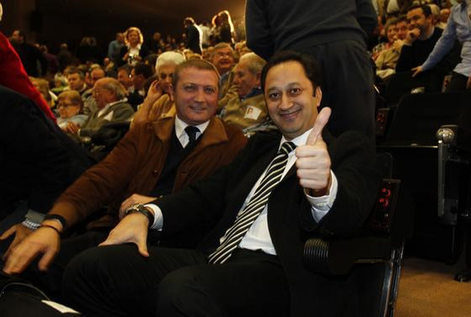 Alfonso Rodríguez Gómez de Celis alza el pulgar.

Foto: Antonio Pizarro