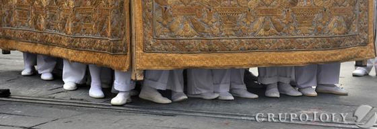 Una imagen de los pies de los costaleros. 

Foto: Juan Carlos Vázquez