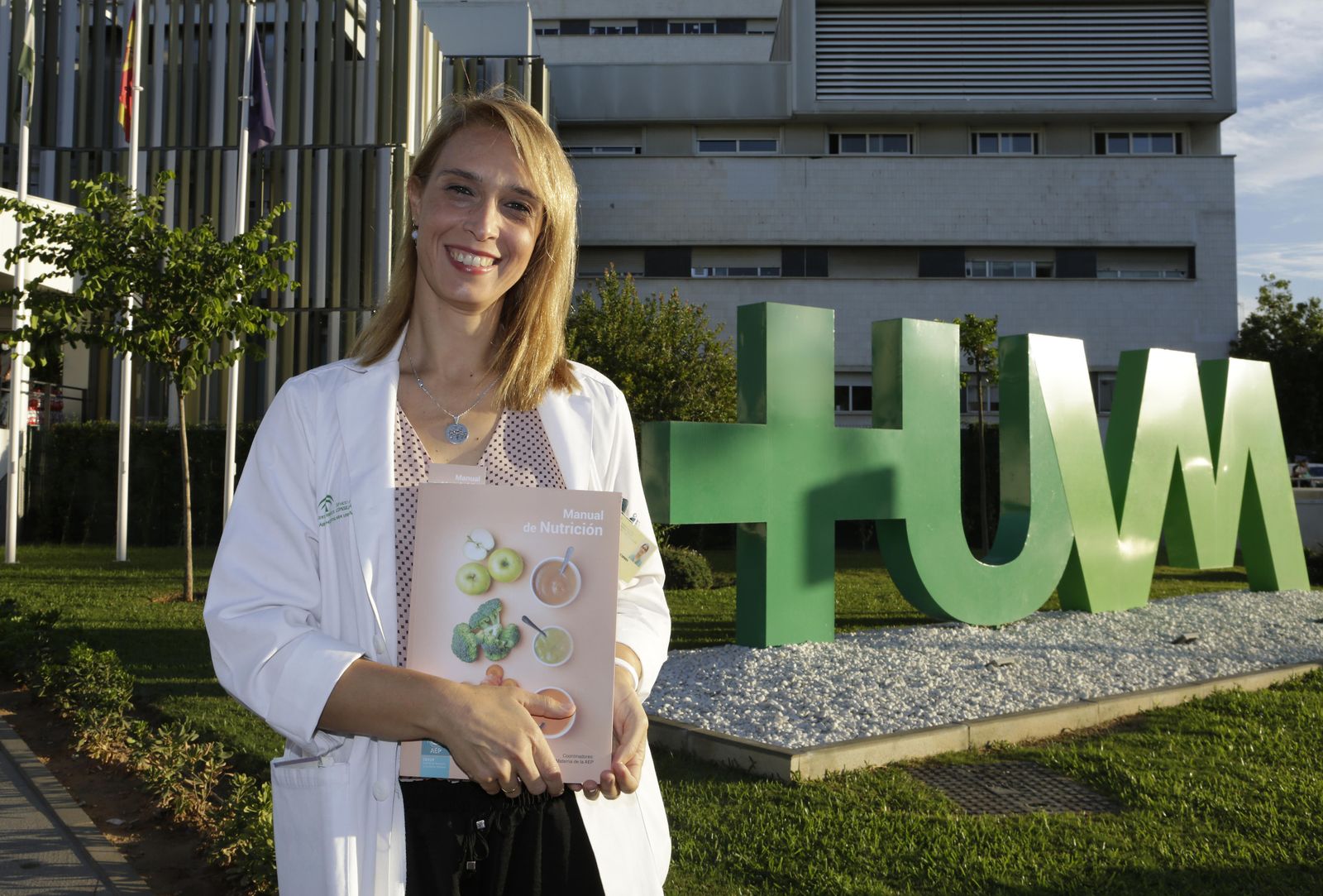 La especialista en Gastroenterología y Nutrición Pediátrica posa con el primer manual de nutrición editado por la Asociación Española de Pediatría.