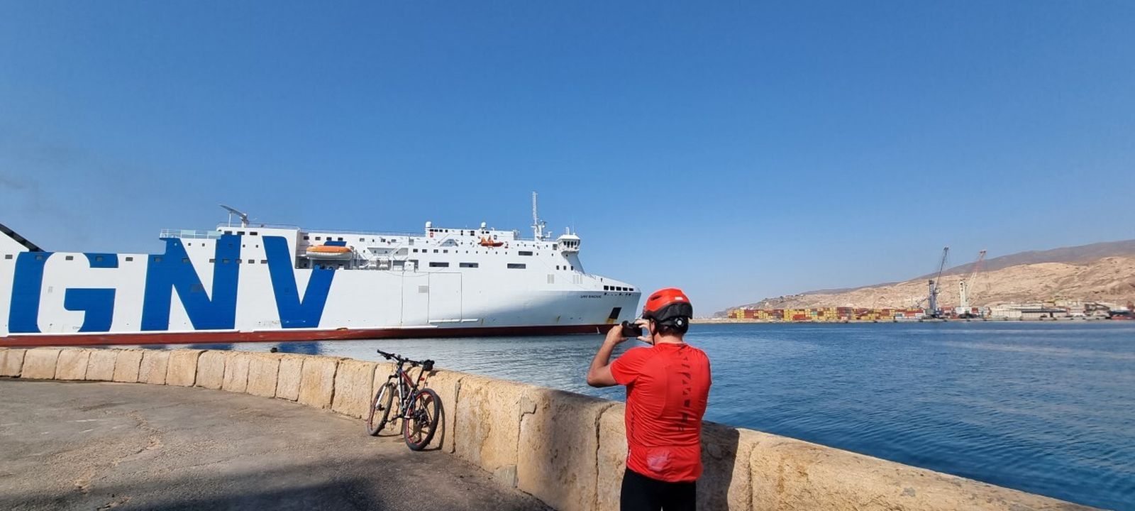 El buque ‘GNV Bridge’, de la naviera italiana GNV, ya en Almería