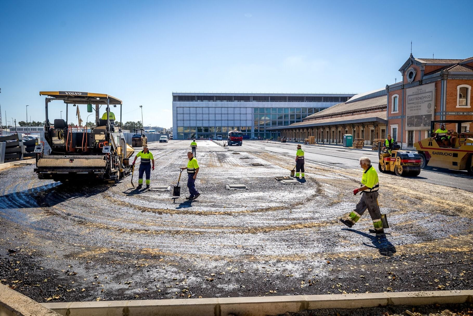 Esta semana ha comanzado el asfaltado del futuro aparcamiento en superficie de la estación de Adif.
